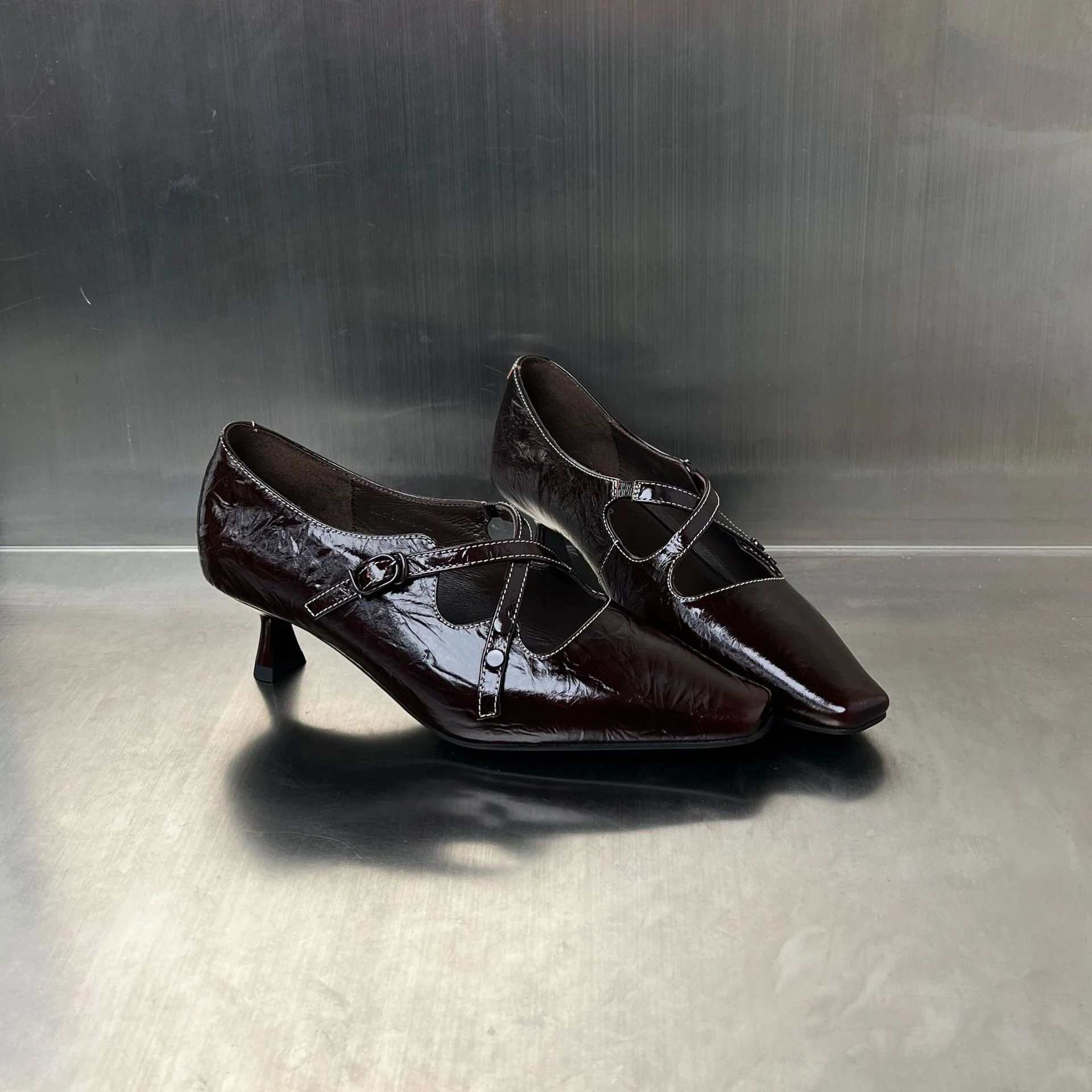 Damen elegante Ballerina Schuhe mit verstellbarem Riemen und glänzendem Obermaterial Heidi Mode - Image 4