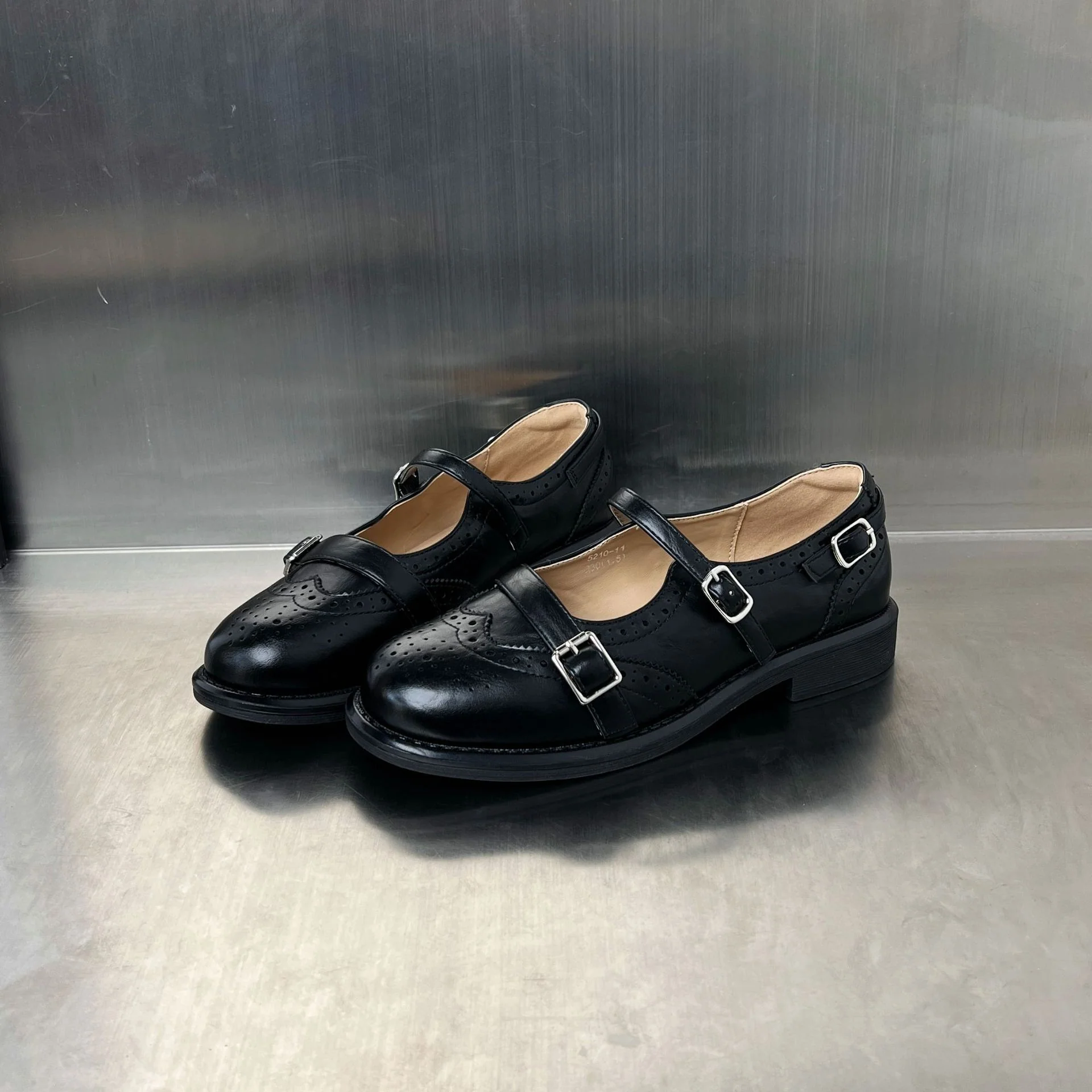Damen elegante Ballerinas mit doppeltem Riemenverschluss und dekorativem Lochmuster Heidi Mode - Image 2