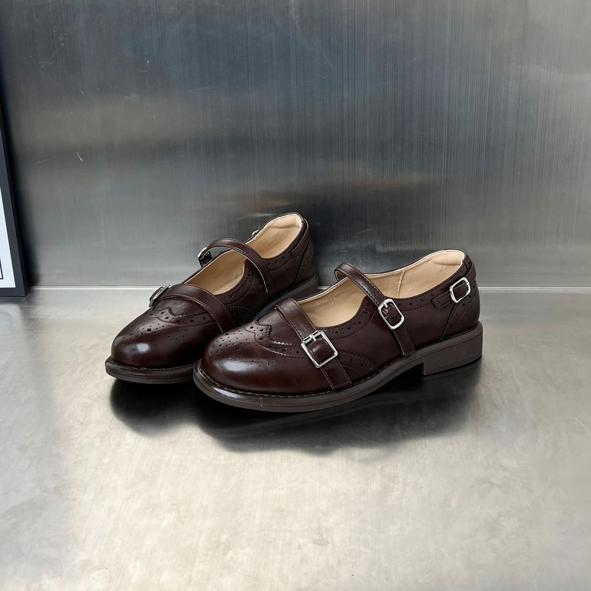 Damen elegante Ballerinas mit doppeltem Riemenverschluss und dekorativem Lochmuster Heidi Mode - Image 4