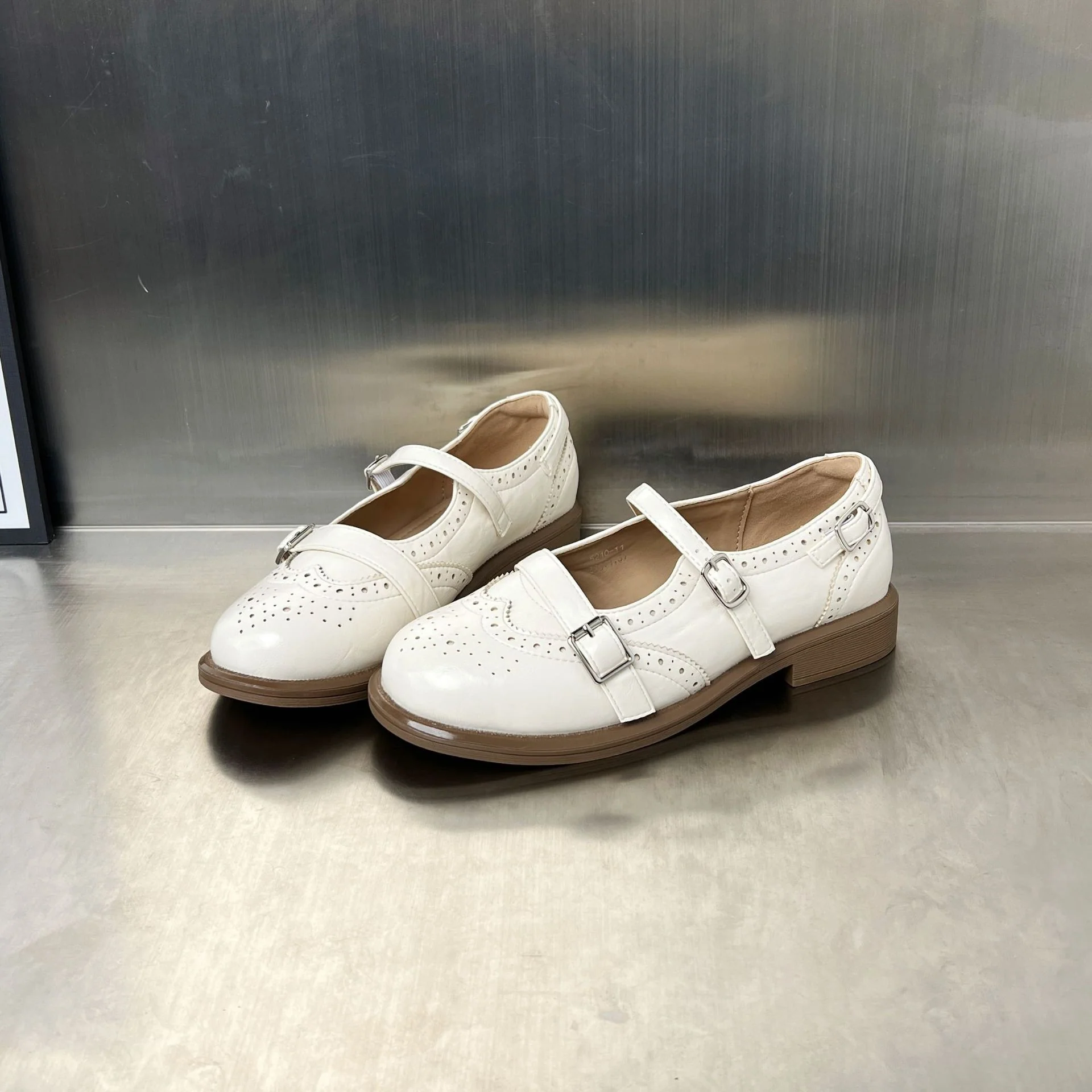 Damen elegante Ballerinas mit doppeltem Riemenverschluss und dekorativem Lochmuster Heidi Mode - Image 6
