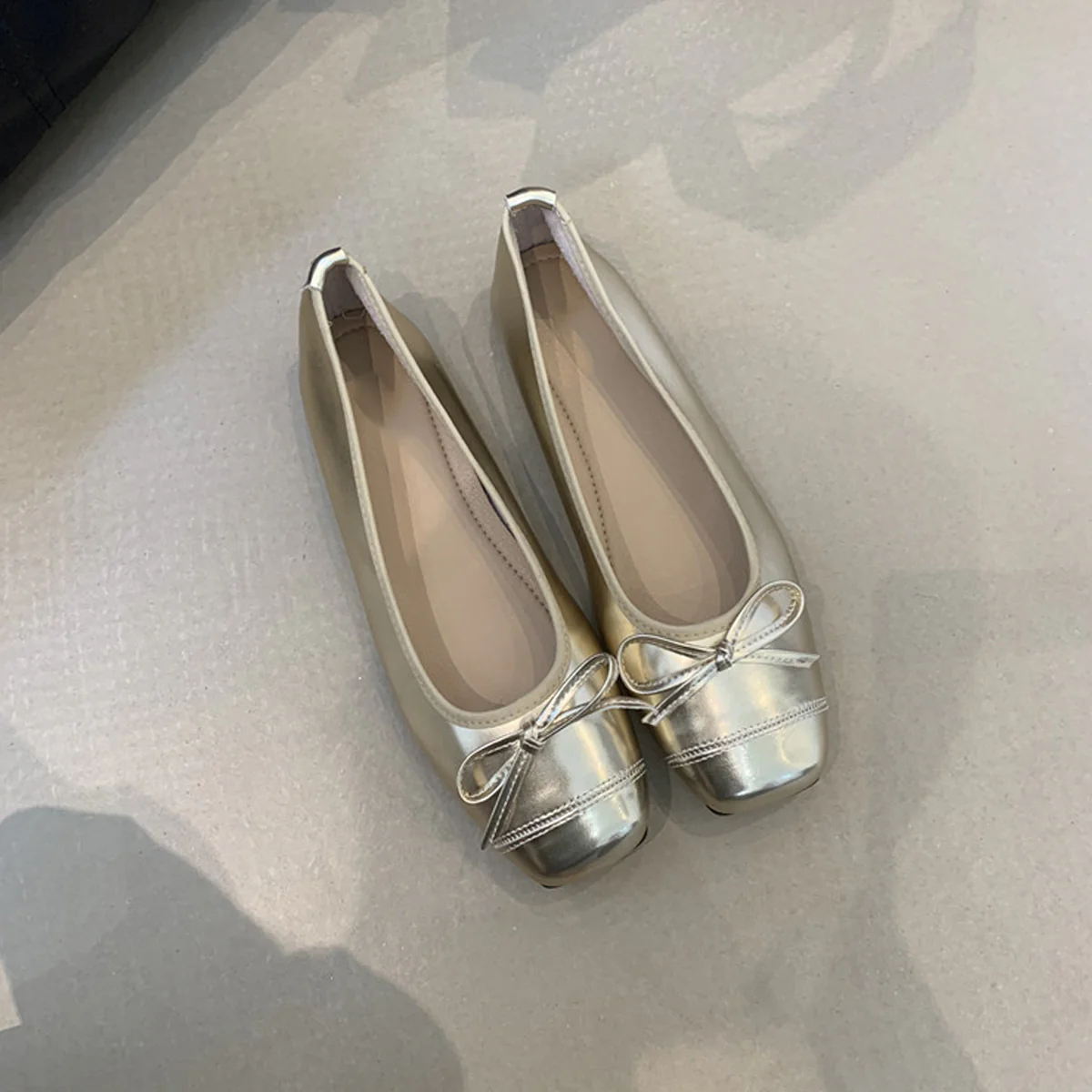 Damen elegante Ballerinas mit glänzendem Obermaterial und zierlicher Schleifenverzierung Heidi Mode - Image 6
