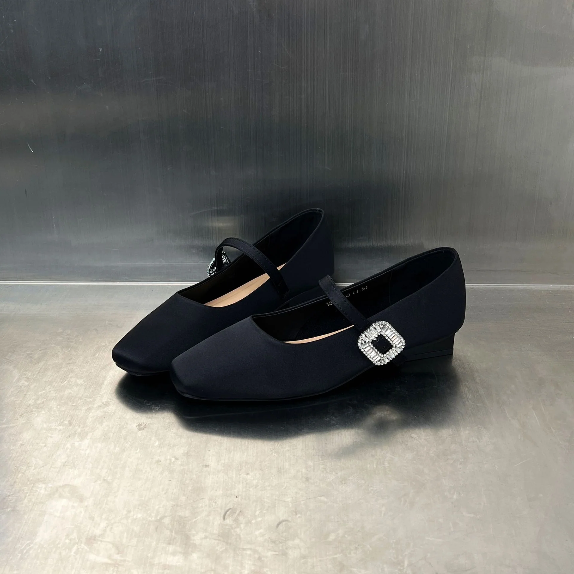 Damen Elegante Ballerinas mit modischem Riemen und funkelndem Schmuckdetail Heidi Mode - Image 2