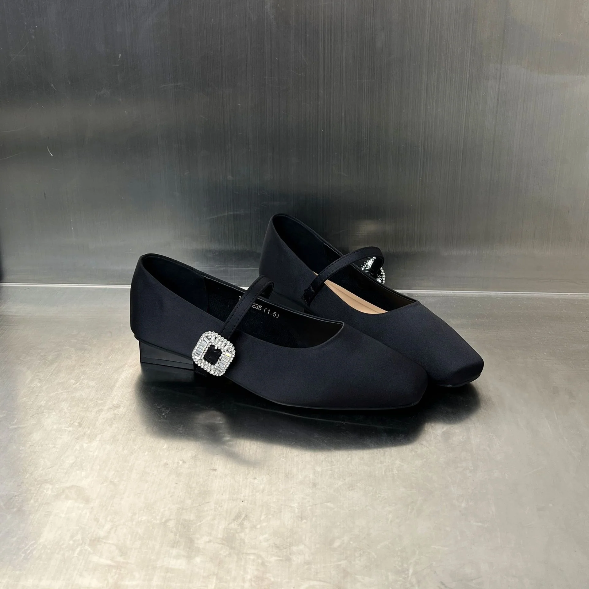Damen Elegante Ballerinas mit modischem Riemen und funkelndem Schmuckdetail Heidi Mode - Image 4