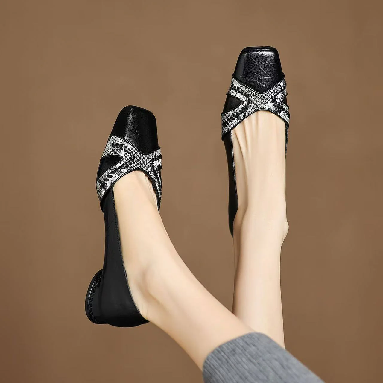Damen Elegante Ballerinas mit modischem Schnellen-Detail und bequemer Sohle Heidi Mode - Image 4