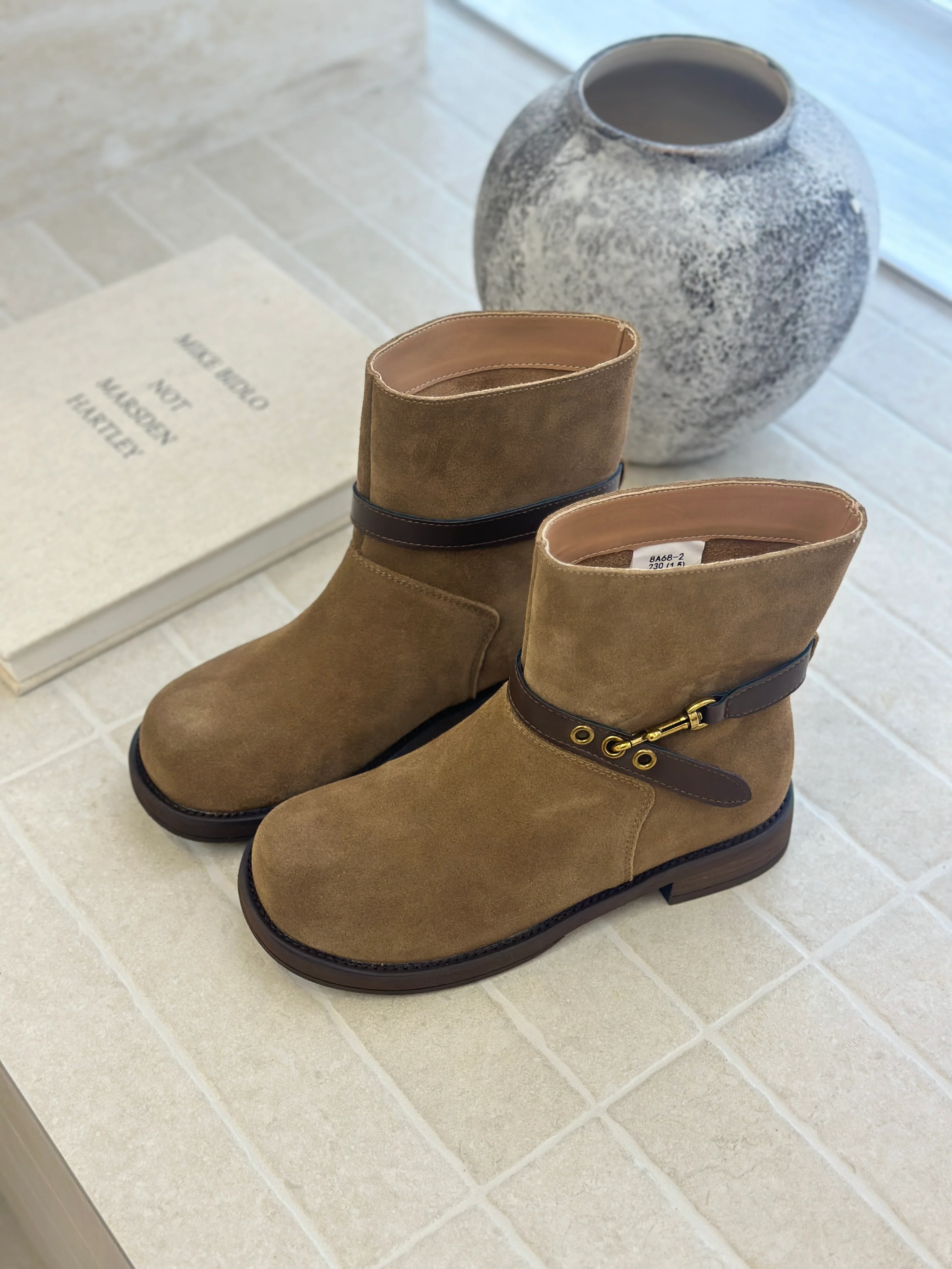 Damen elegante Chelsea Boots mit modischen Schnallen und hochwertiger Wildlederoberfläche Heidi Mode - Image 6