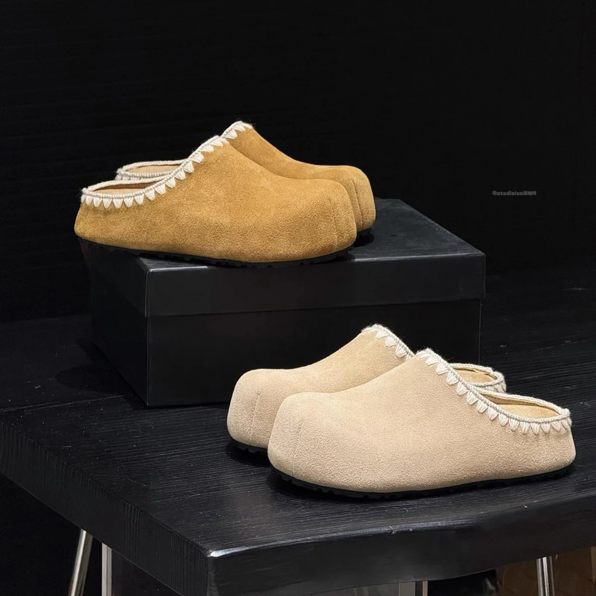 Damen Elegante Clogs aus weichem Wildleder mit handgefertigten Details Heidi Mode - Image 3