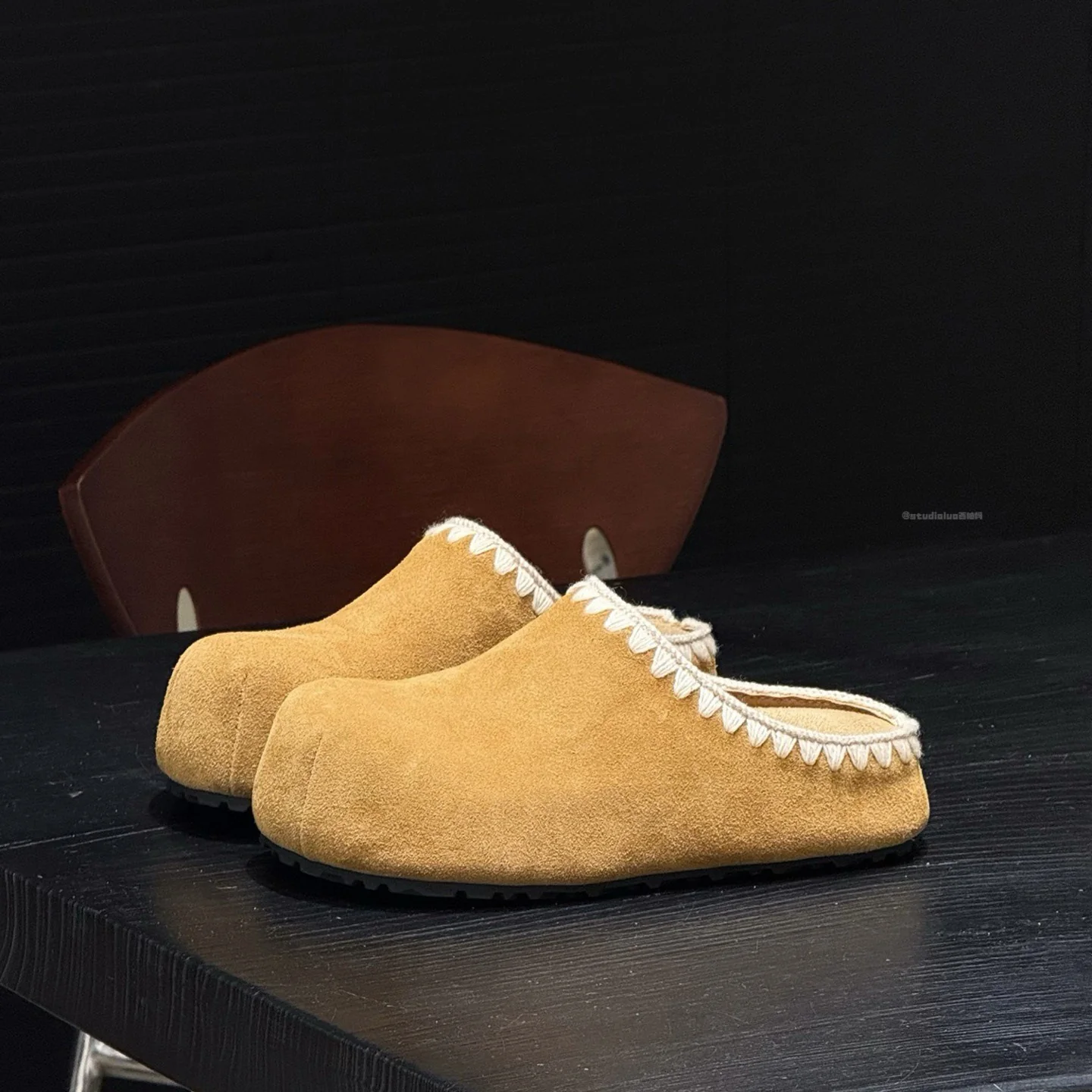 Damen Elegante Clogs aus weichem Wildleder mit handgefertigten Details Heidi Mode - Image 7