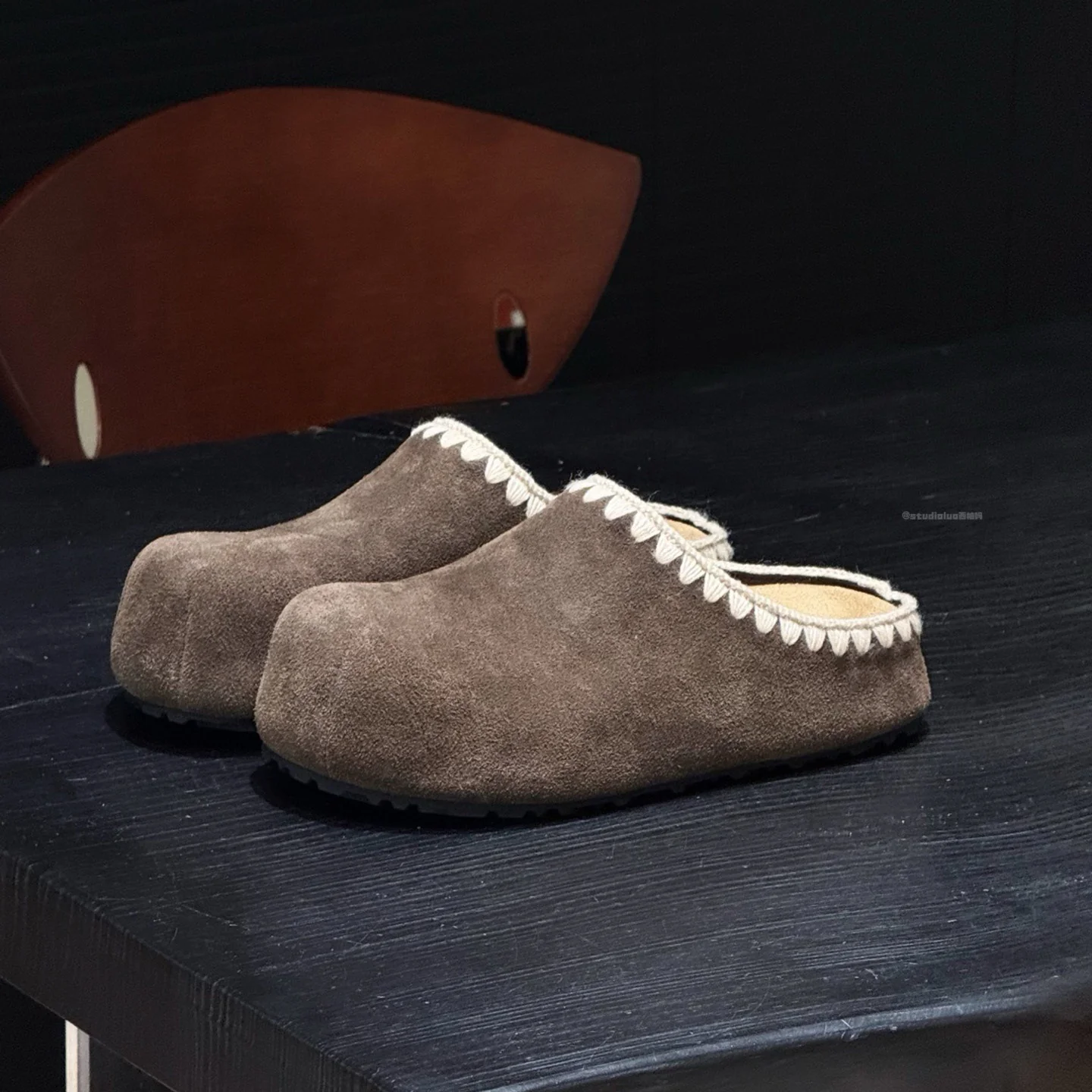 Damen Elegante Clogs aus weichem Wildleder mit handgefertigten Details Heidi Mode - Image 8
