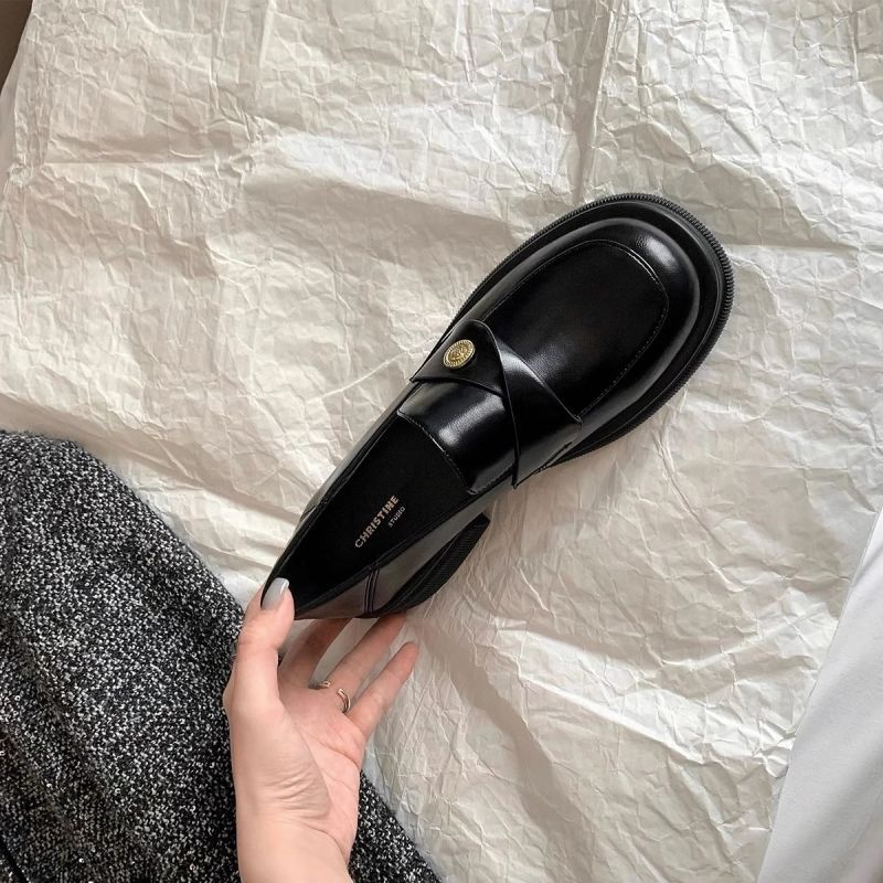 Damen Elegante Lackleder-Ballerinas mit modischem Riemchen und dekorativen Knopfdetails Heidi Mode