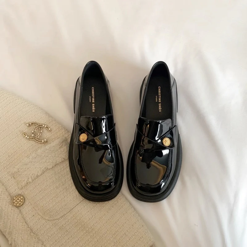 Damen Elegante Lackleder-Ballerinas mit modischem Riemchen und dekorativen Knopfdetails Heidi Mode - Image 2