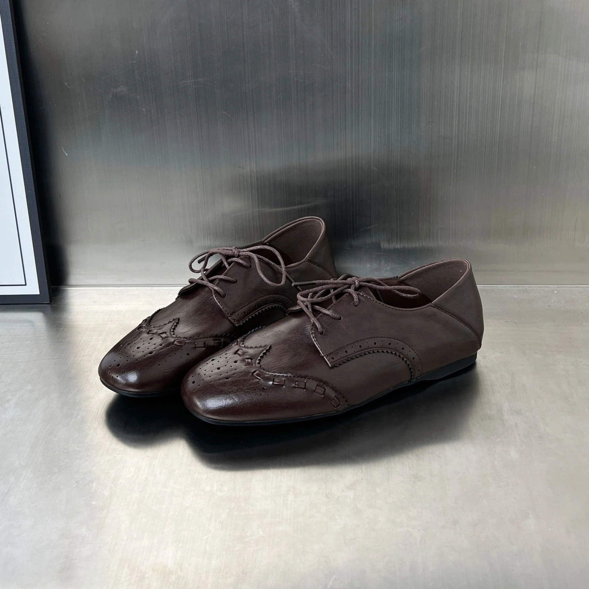 Damen Elegante Leder Schnürschuhe mit Lochmuster und komfortabler Innensohle Heidi Mode - Image 2