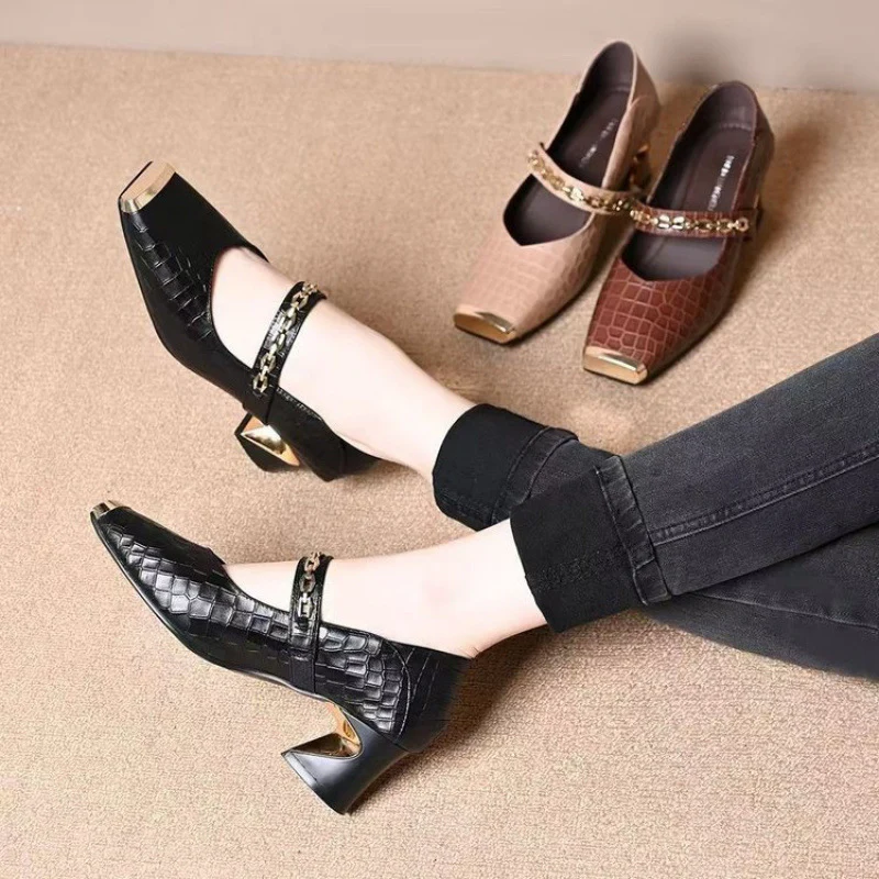 Damen Elegante Mary Jane Pumps mit trendigem Metallakzent Heidi Mode