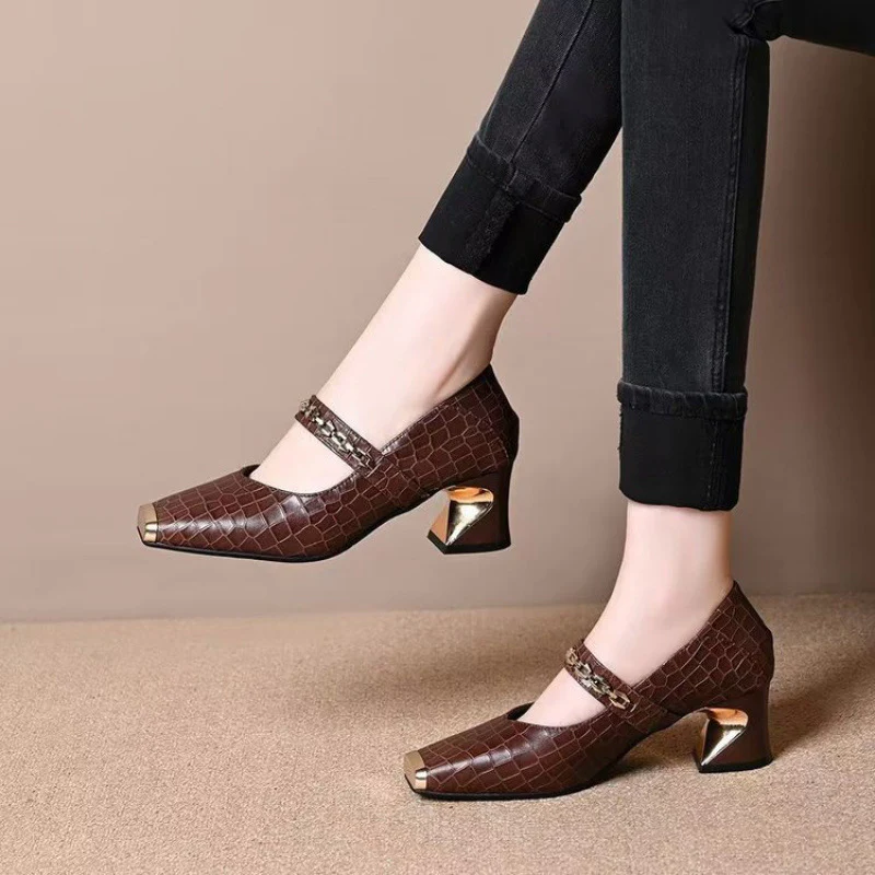Damen Elegante Mary Jane Pumps mit trendigem Metallakzent Heidi Mode - Image 7
