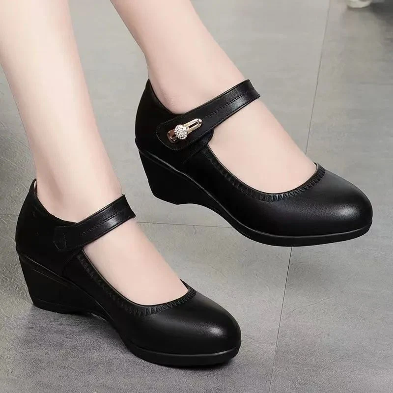 Damen elegante Mary Jane Wedges mit verstellbarem Riemen und dekorativem Detail Heidi Mode - Image 2