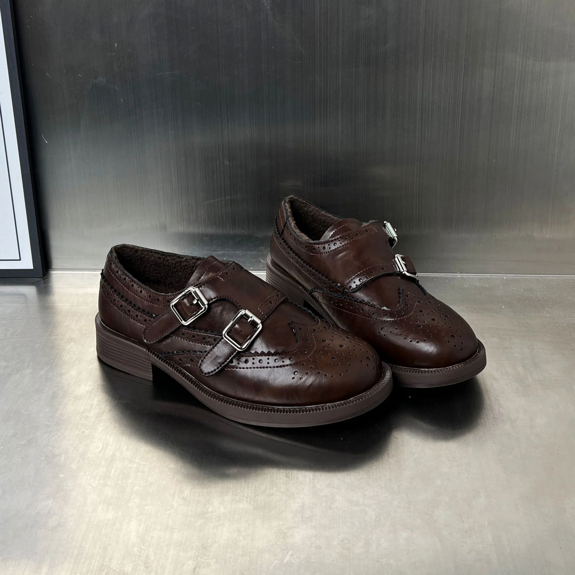 Damen Elegante Mokassins mit dekorativem Doppelschnallenverschluss und stilvollen Perforationen Heidi Mode - Image 4