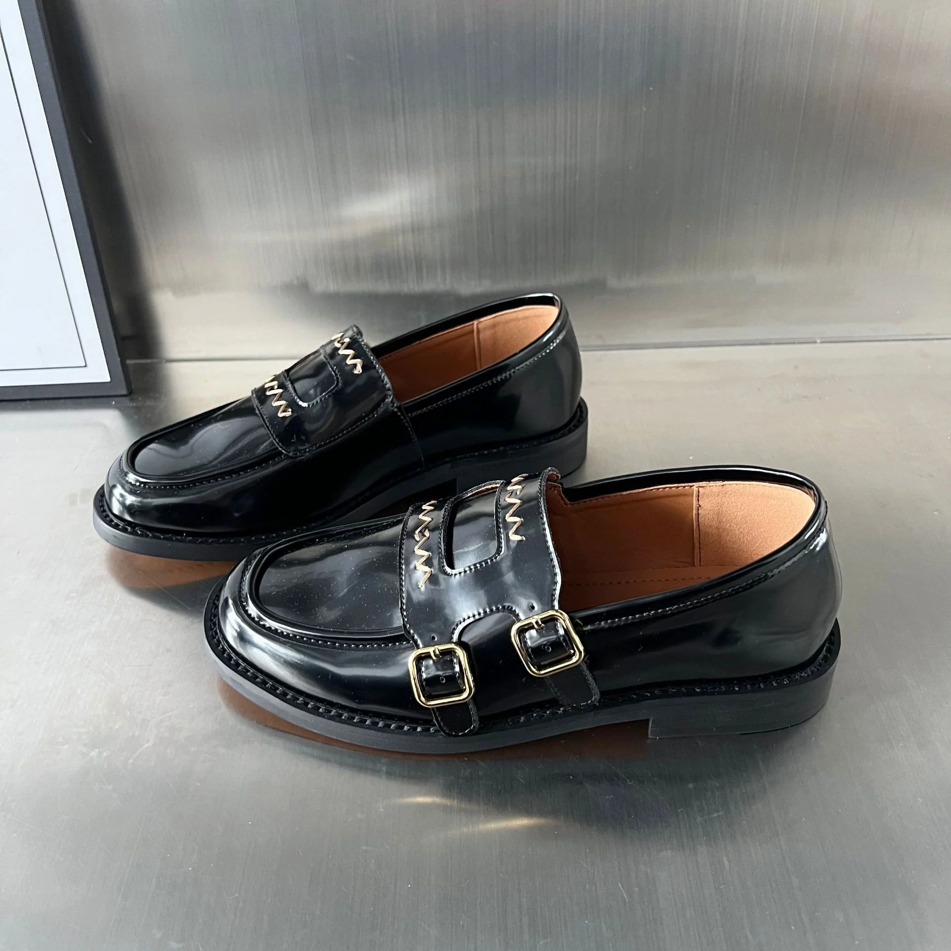 Damen Elegante Mokassins mit dekorativen Schnallen und hochwertigem Glanzleder Heidi Mode - Image 2