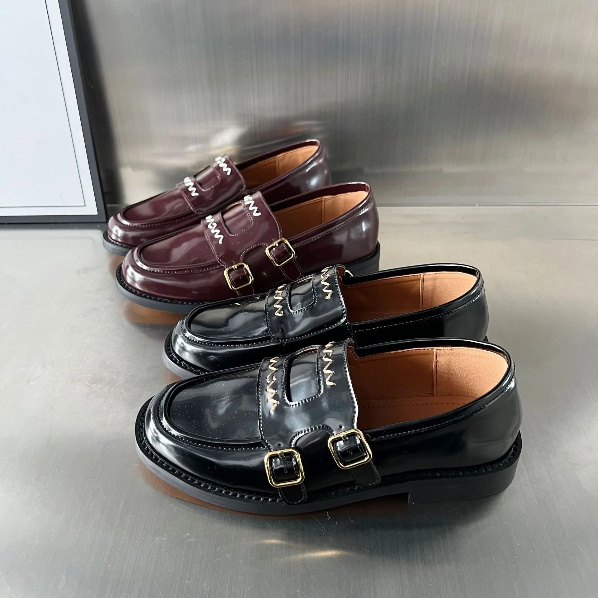 Damen Elegante Mokassins mit dekorativen Schnallen und hochwertigem Glanzleder Heidi Mode - Image 3