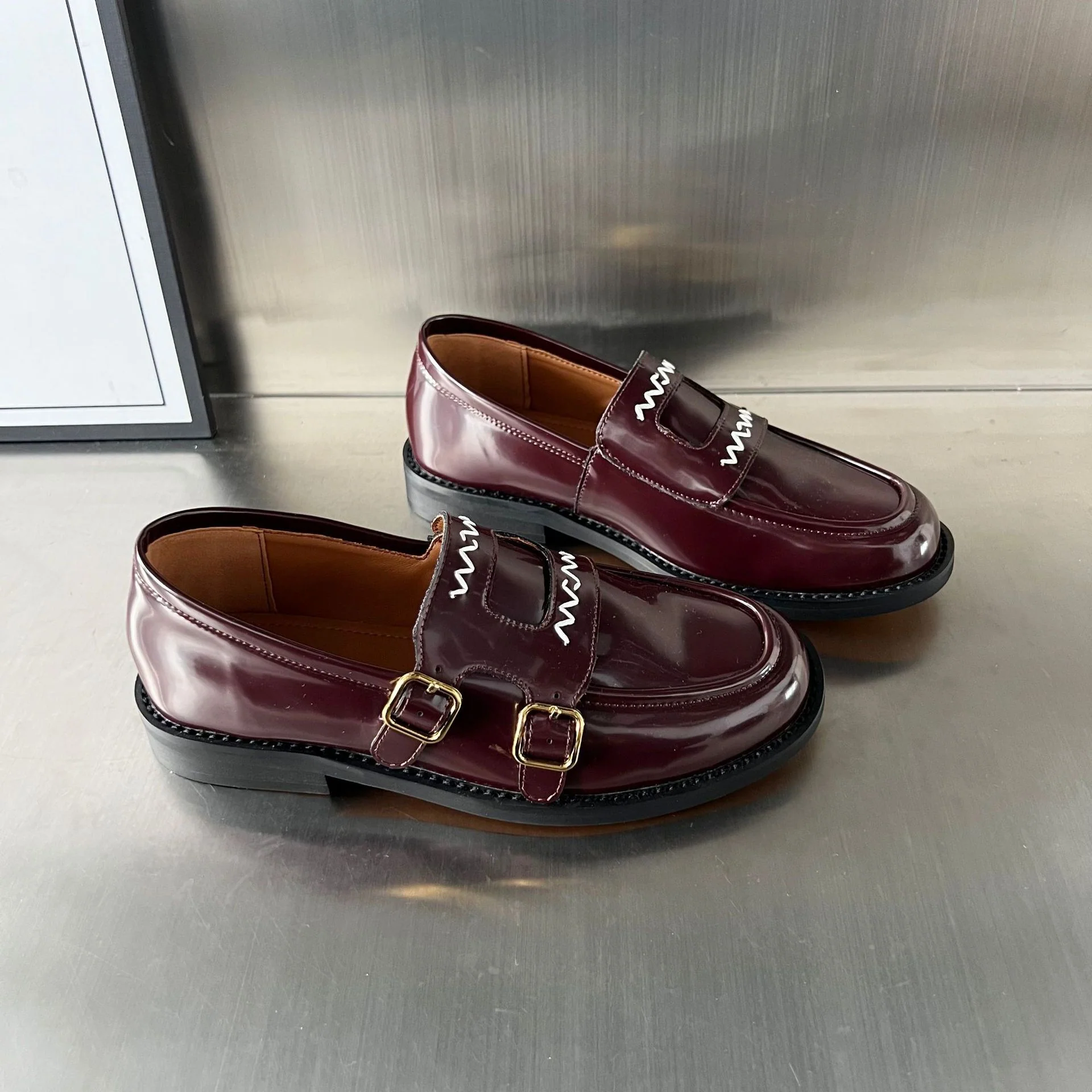 Damen Elegante Mokassins mit dekorativen Schnallen und hochwertigem Glanzleder Heidi Mode - Image 4