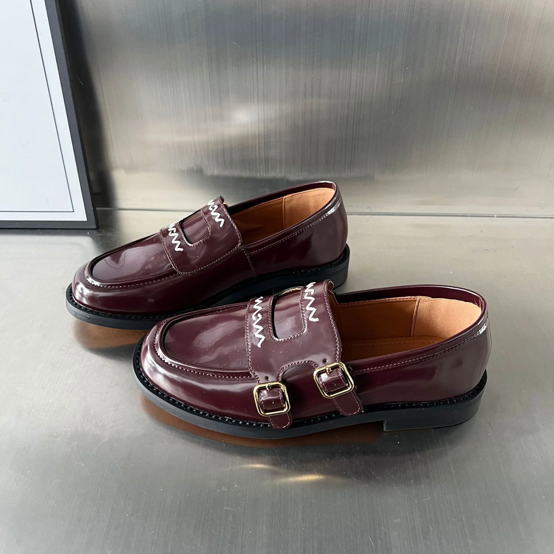 Damen Elegante Mokassins mit dekorativen Schnallen und hochwertigem Glanzleder Heidi Mode - Image 7