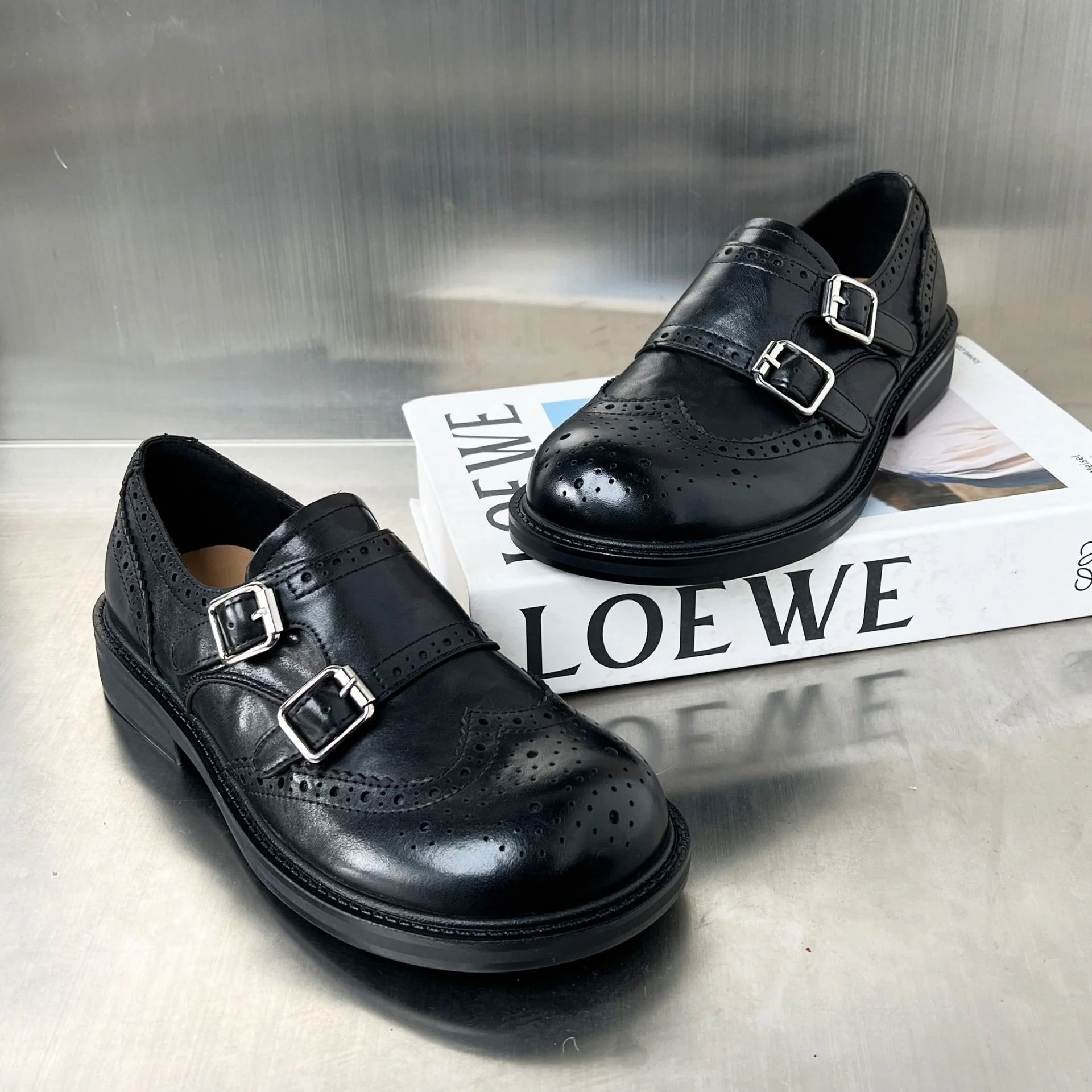 Damen Elegante Mokassins mit doppeltem Schnallenverschluss und feinem Broguemuster Heidi Mode - Image 3