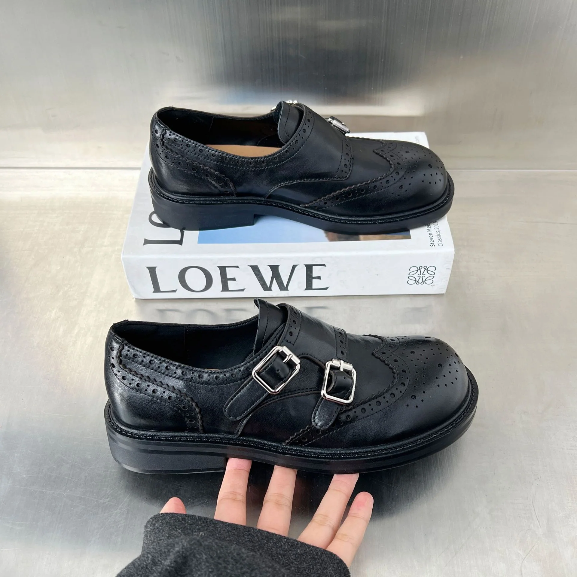 Damen Elegante Mokassins mit doppeltem Schnallenverschluss und feinem Broguemuster Heidi Mode - Image 4