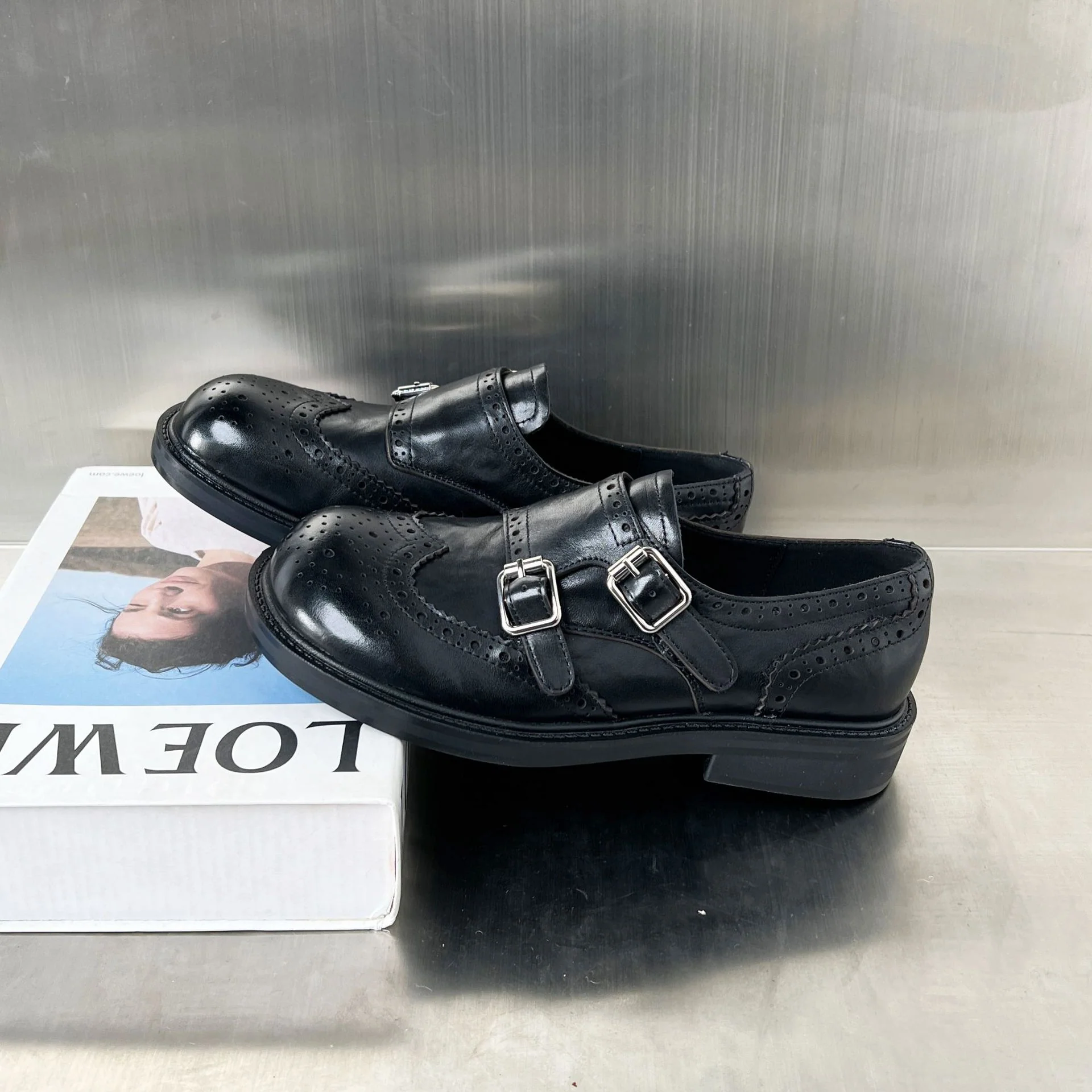 Damen Elegante Mokassins mit doppeltem Schnallenverschluss und feinem Broguemuster Heidi Mode - Image 6