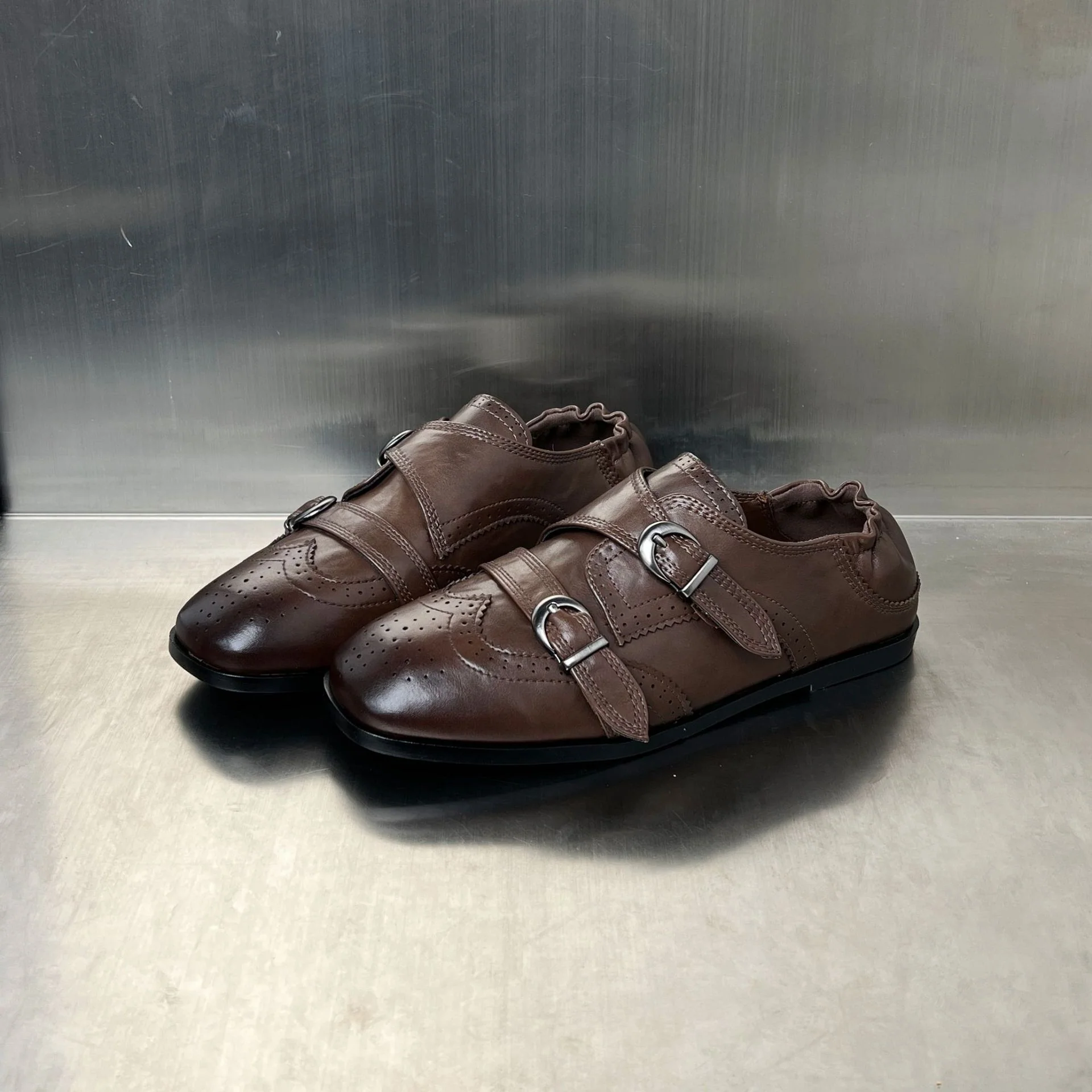 Damen Elegante Mokassins mit doppeltem Schnallenverschluss und perforiertem Design Heidi Mode - Image 7