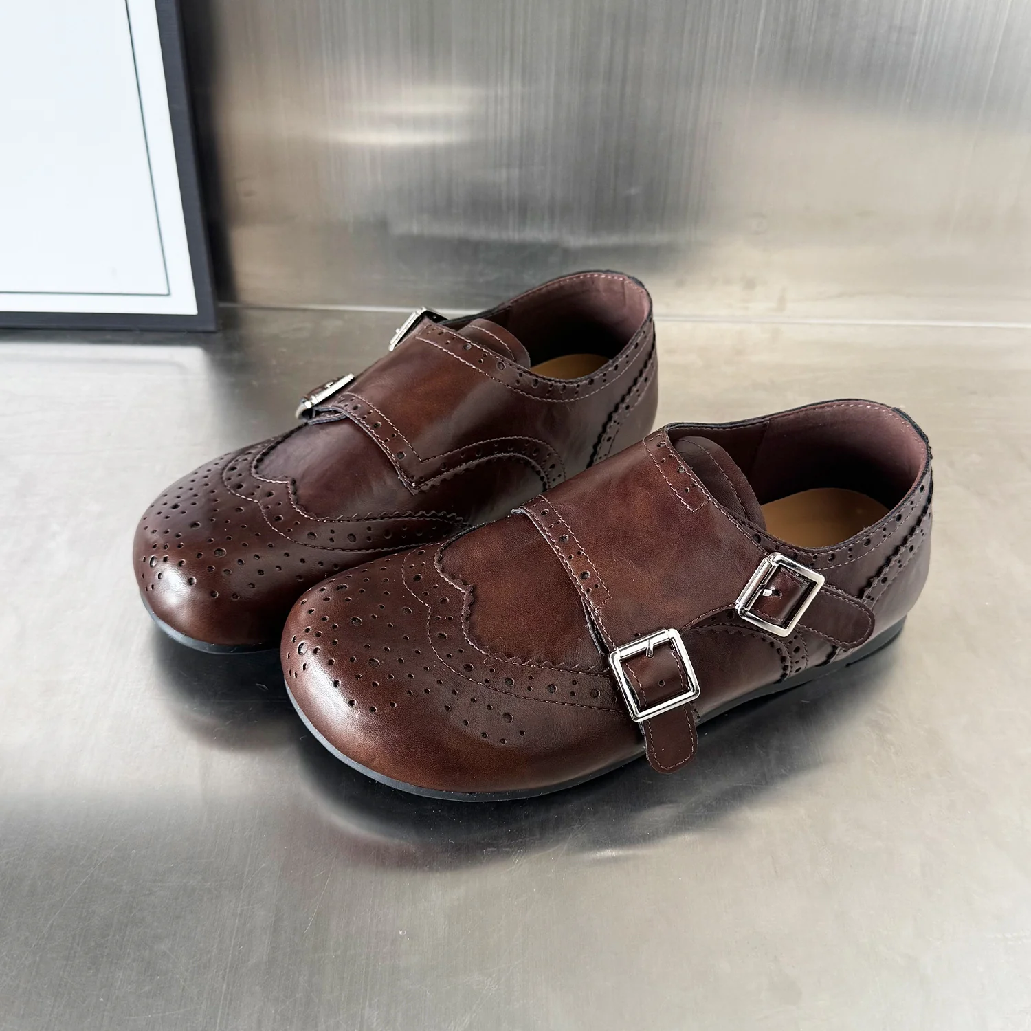 Damen Elegante Mokassins mit klassischem Broguemuster und dekorativen Doppelschnallen Heidi Mode - Image 2