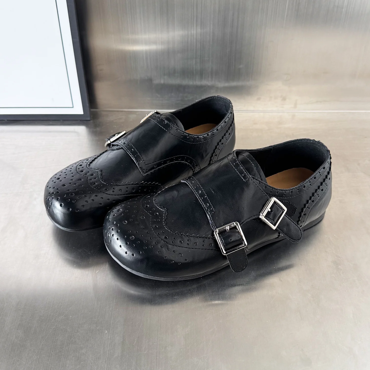 Damen Elegante Mokassins mit klassischem Broguemuster und dekorativen Doppelschnallen Heidi Mode - Image 6