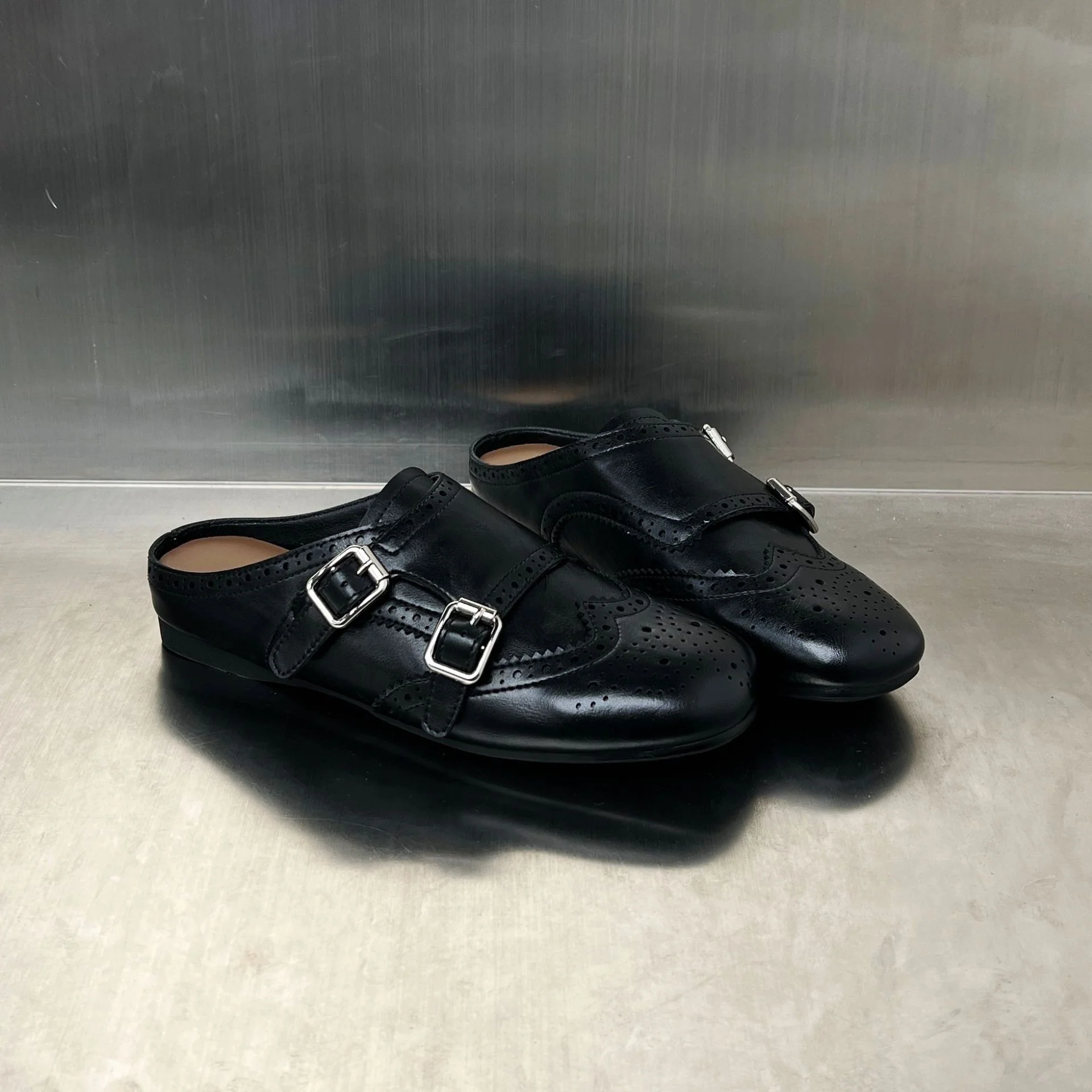 Damen Elegante Mokassins mit modischen Schnallen und perforiertem Design Heidi Mode - Image 4