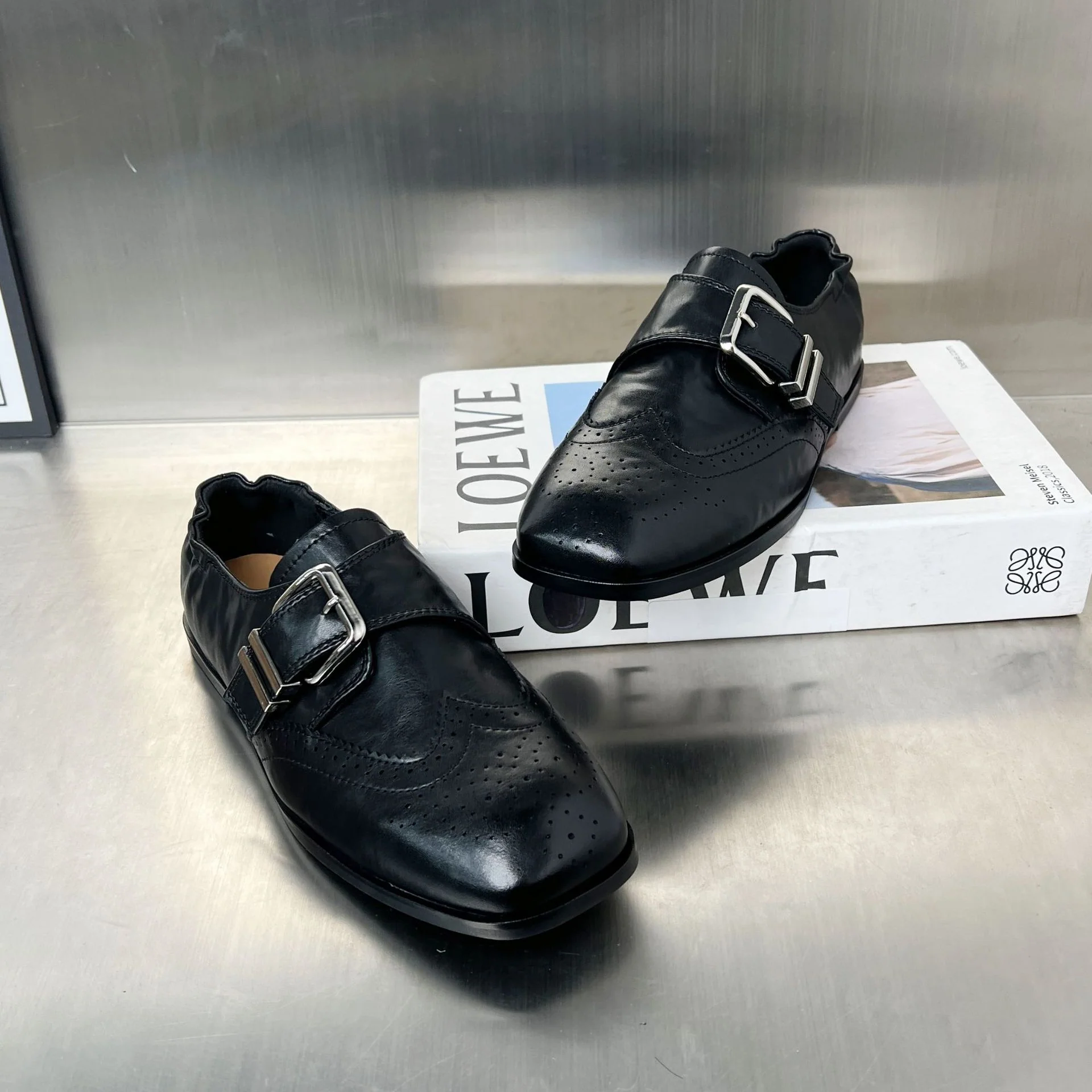 Damen elegante mokassins mit modischen Schnallen und perforierten Details Heidi Mode - Image 2