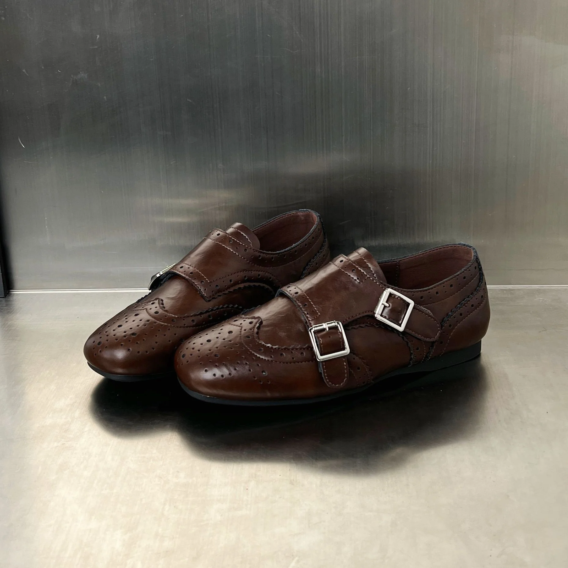 Damen elegante Mokassins mit modischen Schnallen und perforierten Details Heidi Mode - Image 2