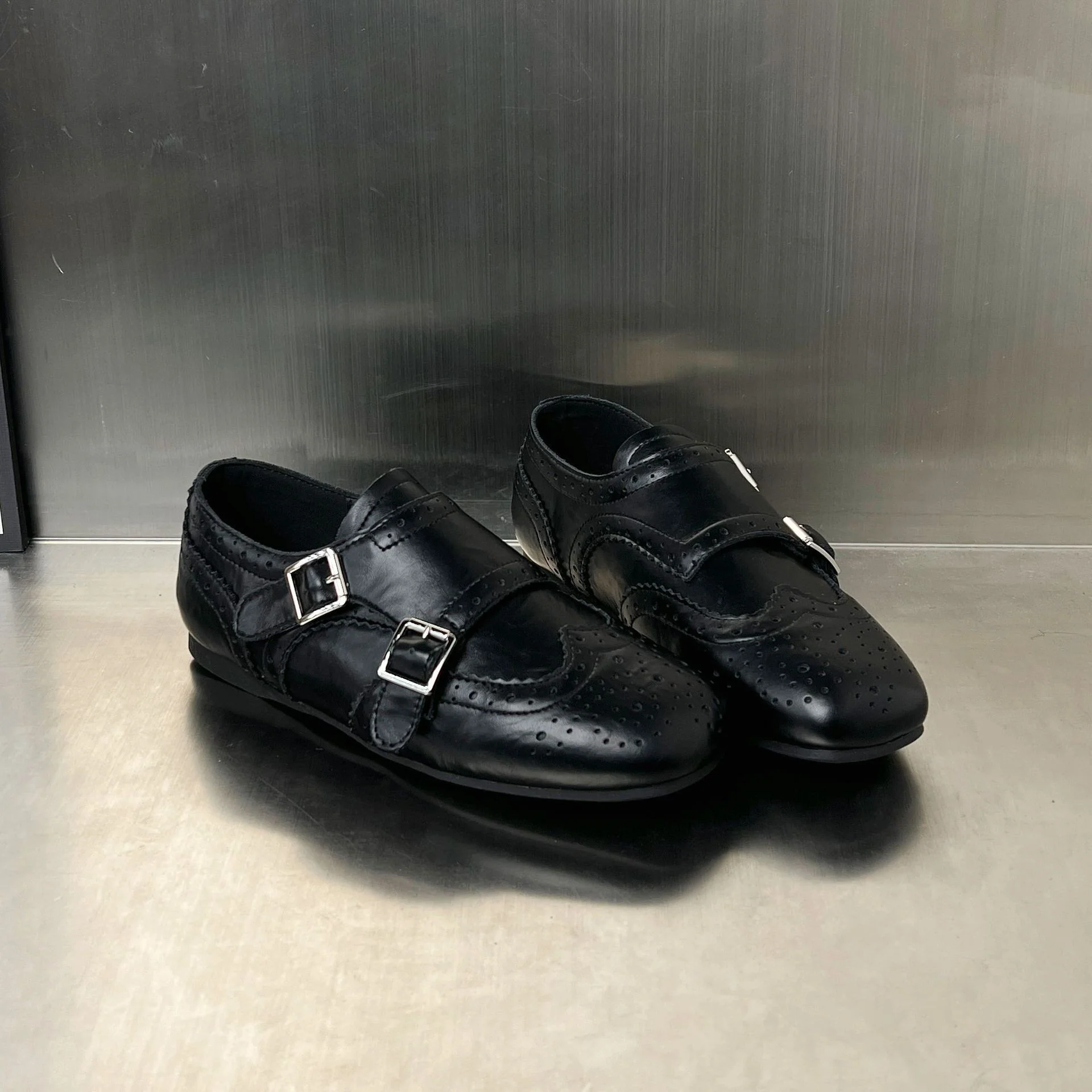 Damen elegante Mokassins mit modischen Schnallen und perforierten Details Heidi Mode - Image 4
