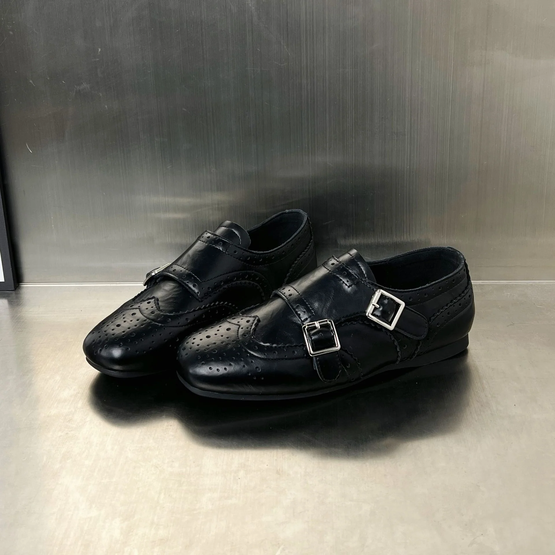 Damen elegante Mokassins mit modischen Schnallen und perforierten Details Heidi Mode - Image 7