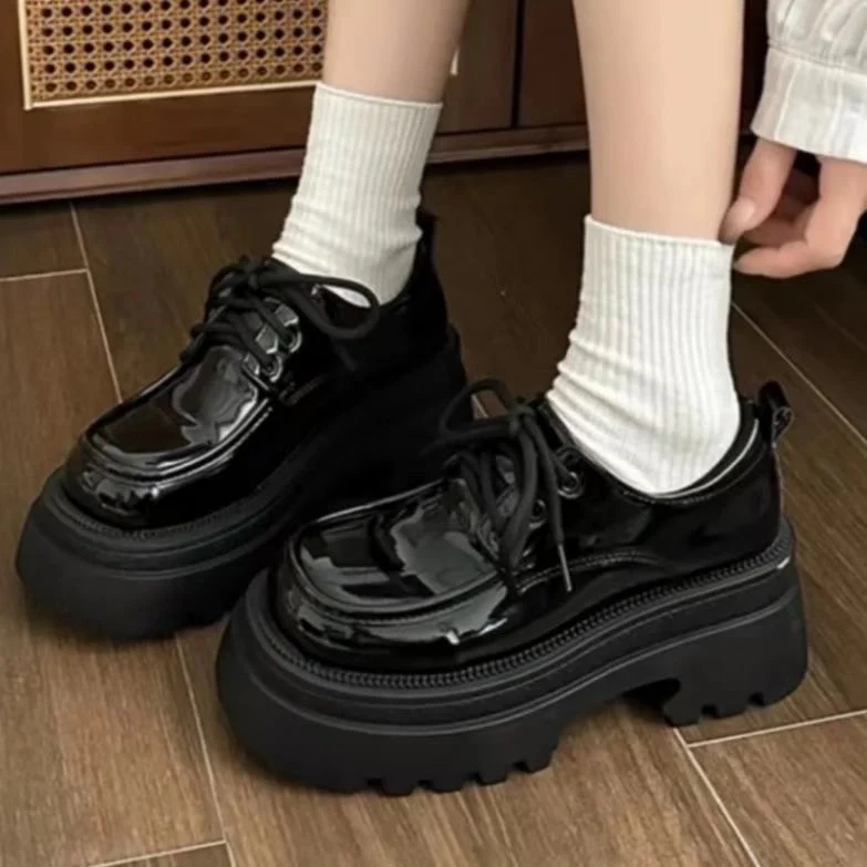 Damen Elegante Plateau Schnürschuhe mit glänzendem Obermaterial Heidi Mode - Image 2