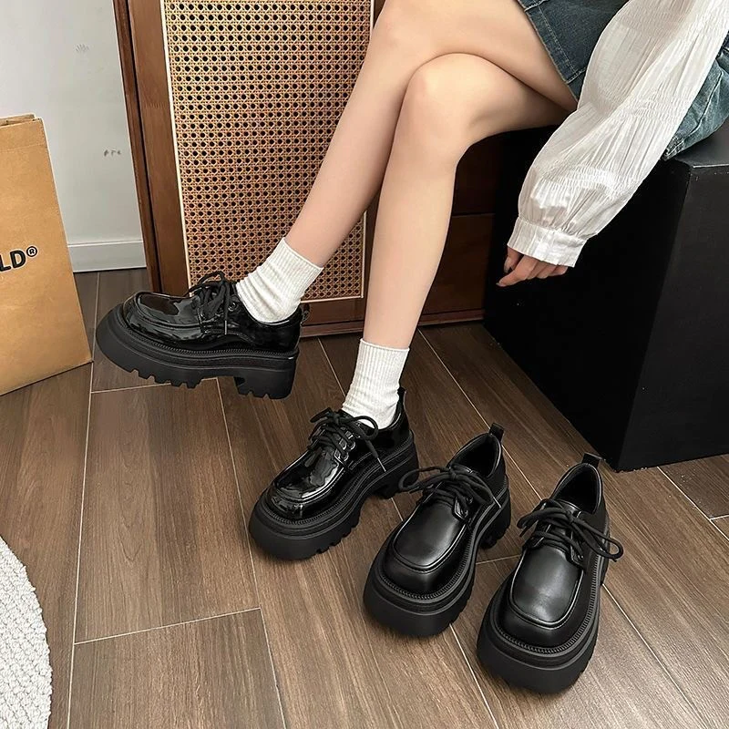 Damen Elegante Plateau Schnürschuhe mit glänzendem Obermaterial Heidi Mode - Image 3