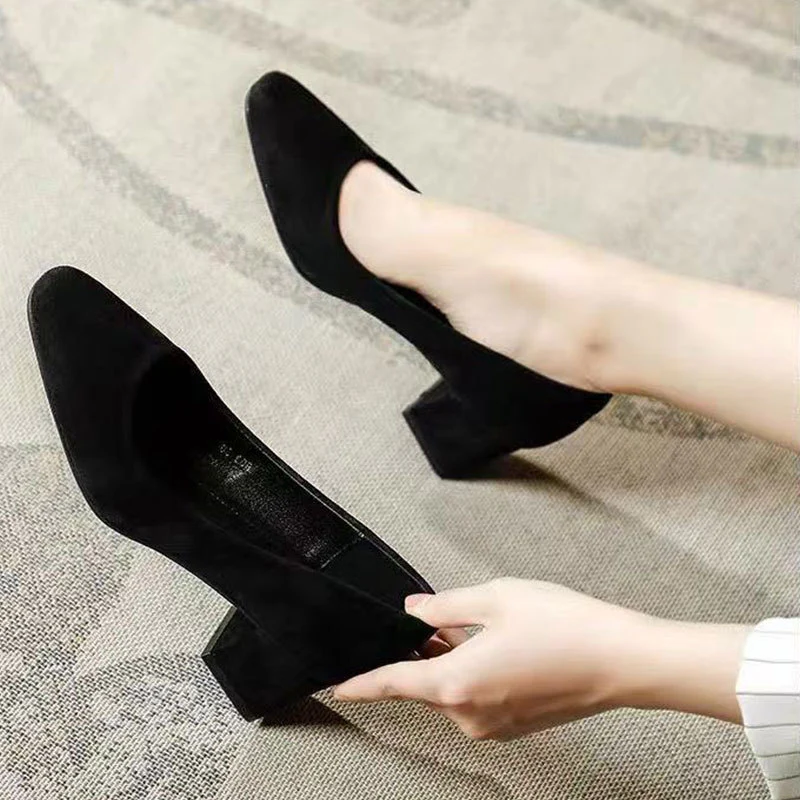 Damen Elegante Pumps mit verziertem Blockabsatz Heidi Mode - Image 2