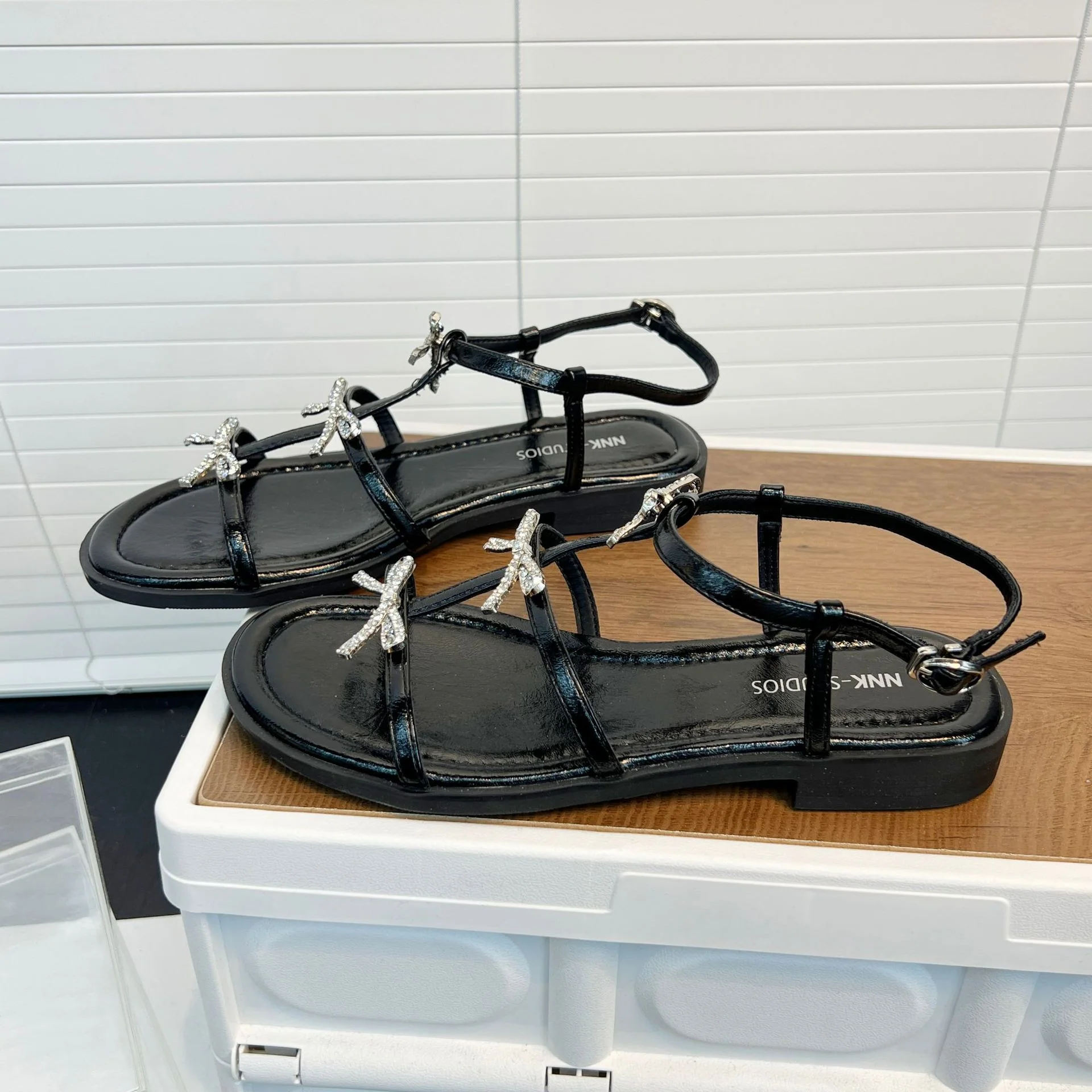 Damen Elegante Sandalen mit glitzernden Schleifen und verstellbarem Riemendesign Heidi Mode - Image 2
