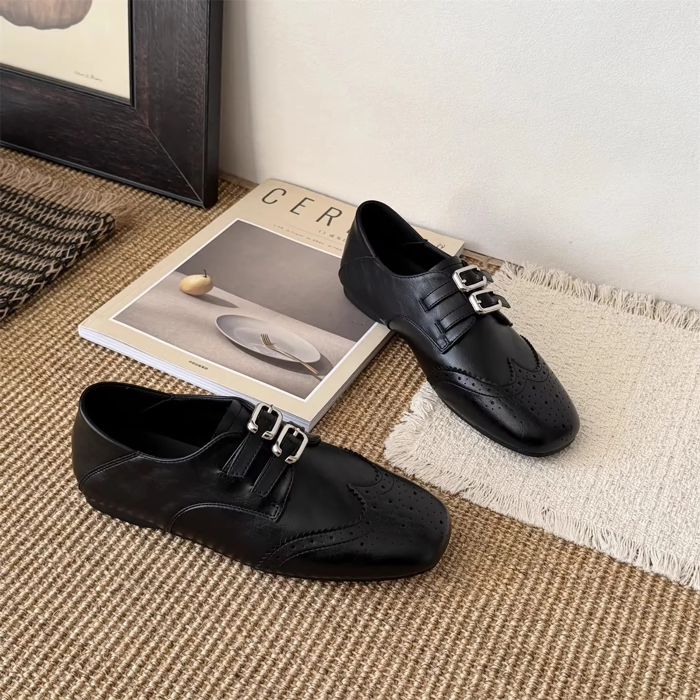 Damen Elegante Schnürschuhe mit doppeltem Schnallenverschluss und perforierten Details Heidi Mode - Image 2