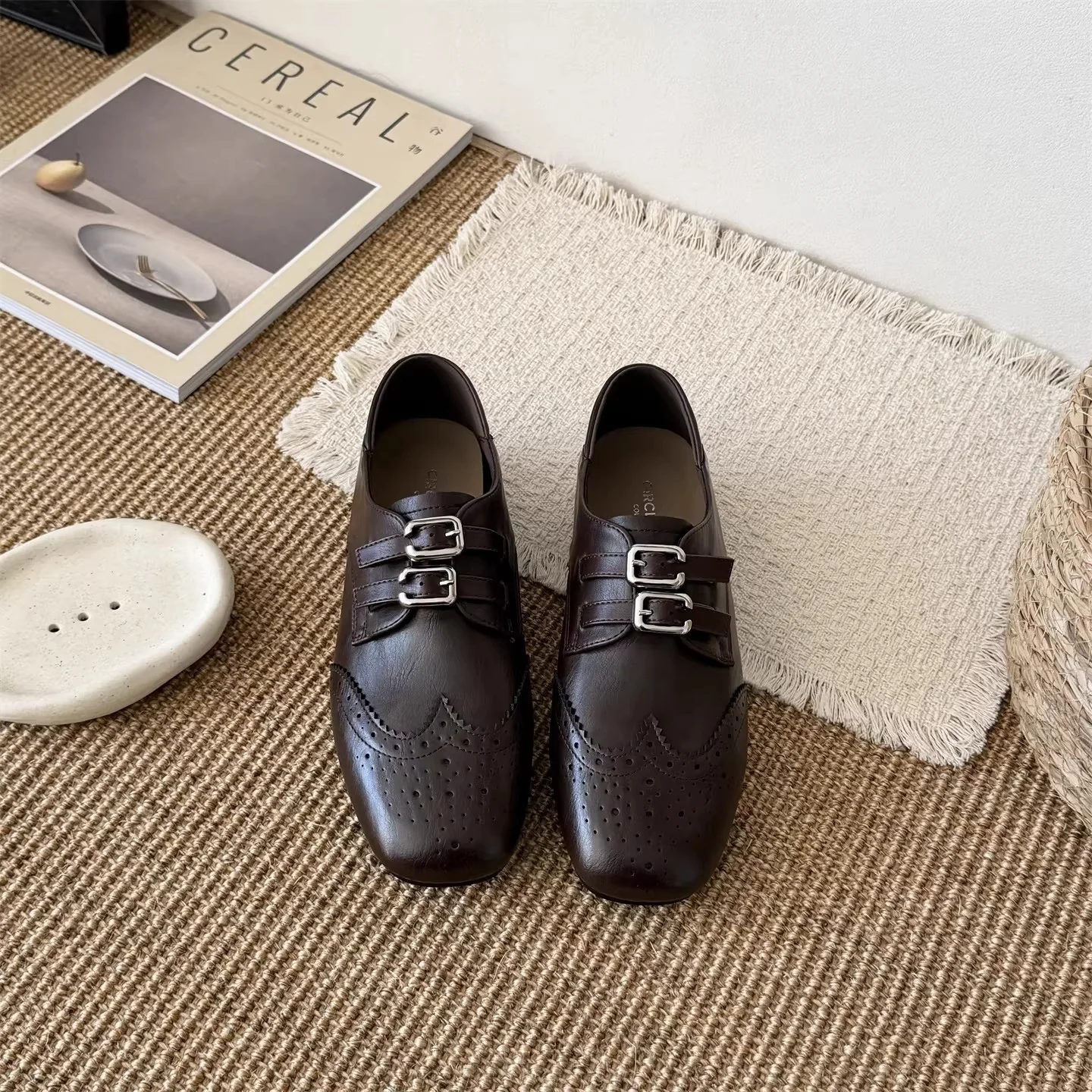 Damen Elegante Schnürschuhe mit doppeltem Schnallenverschluss und perforierten Details Heidi Mode - Image 3