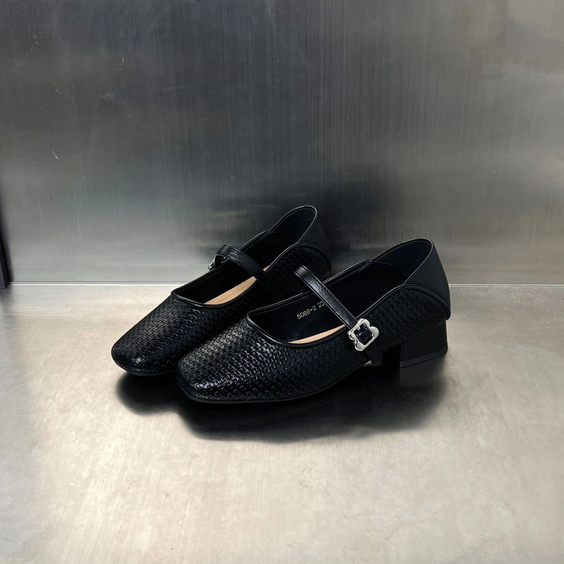 Damen Elegante Schnürschuhe mit modischer Riemenverzierung und bequemer Blockabsatz Heidi Mode - Image 4