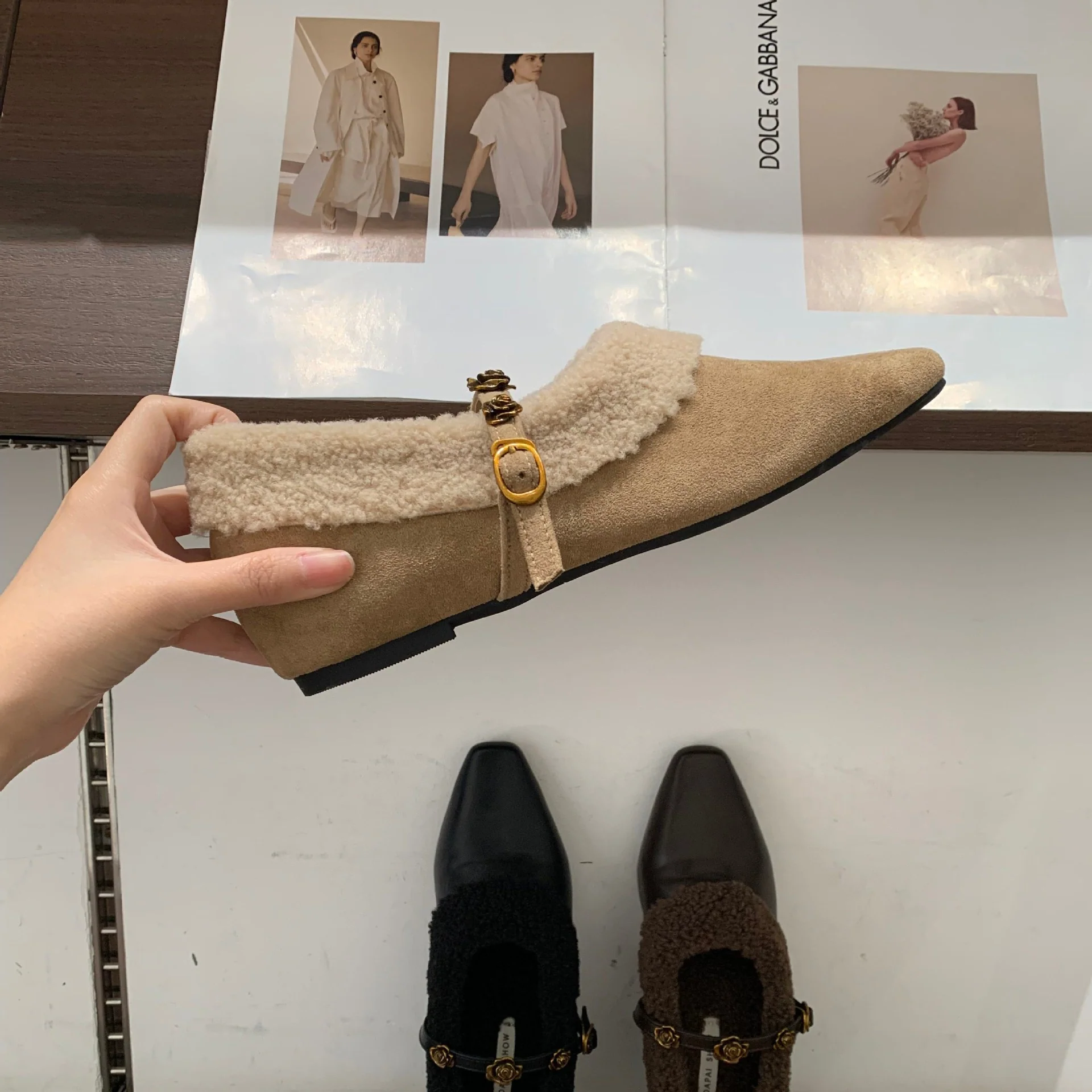Damen elegante Slipper mit dekorativem Kunstfellkragen und goldenen Akzenten Heidi Mode - Image 2