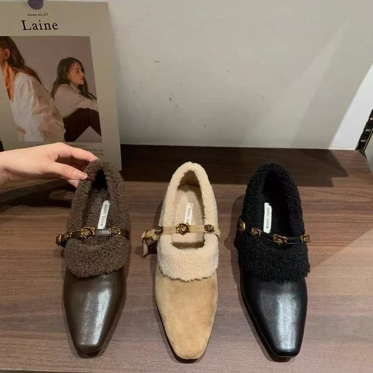 Damen elegante Slipper mit dekorativem Kunstfellkragen und goldenen Akzenten Heidi Mode - Image 3