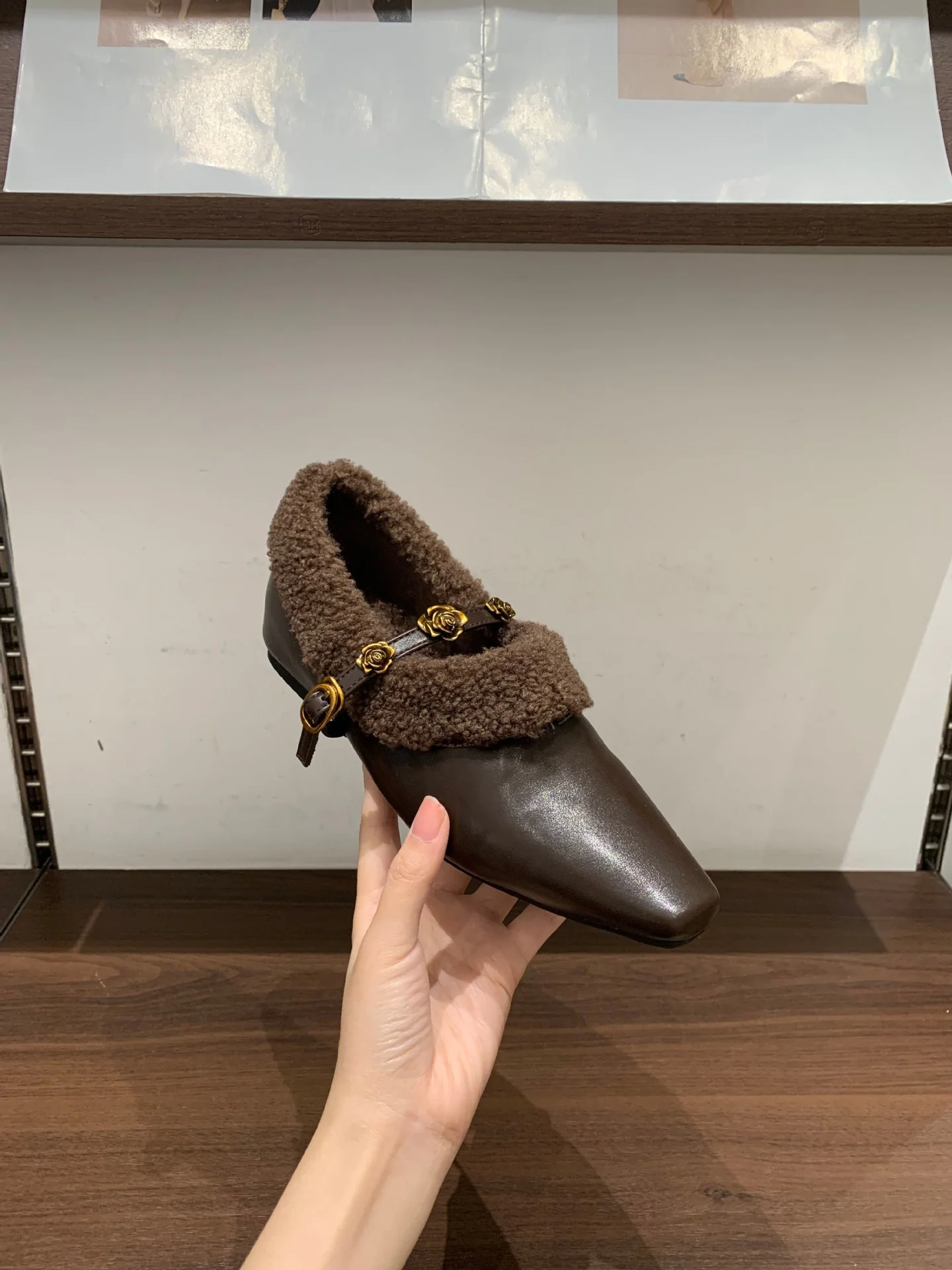 Damen elegante Slipper mit dekorativem Kunstfellkragen und goldenen Akzenten Heidi Mode - Image 6