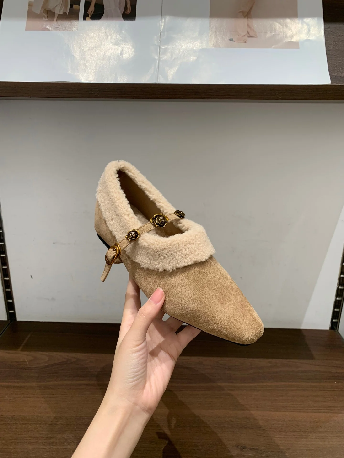 Damen elegante Slipper mit dekorativem Kunstfellkragen und goldenen Akzenten Heidi Mode - Image 8