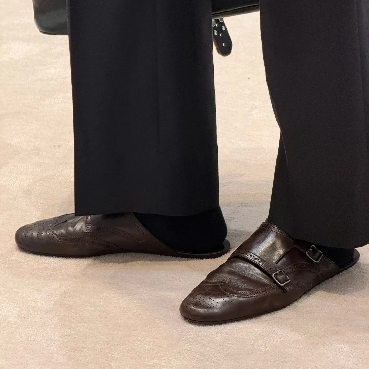 Damen elegante Slipper mit doppeltem Schnallenverschluss und klassischem Brogue-Muster Heidi Mode - Image 3