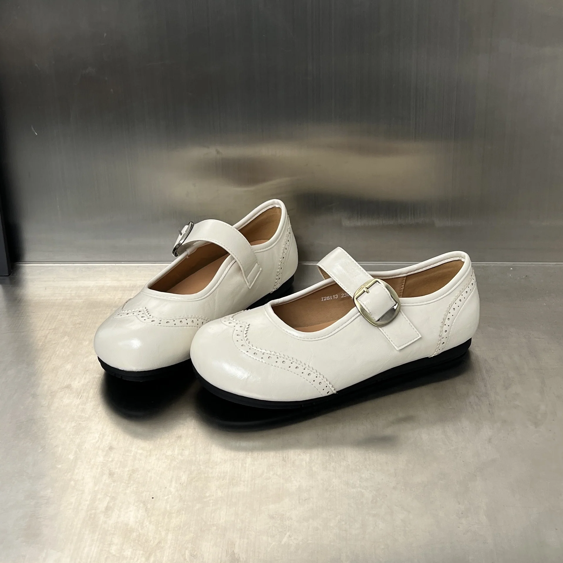 Damen elegante Slipper mit modischem Riemen und feinem Broguemuster Heidi Mode