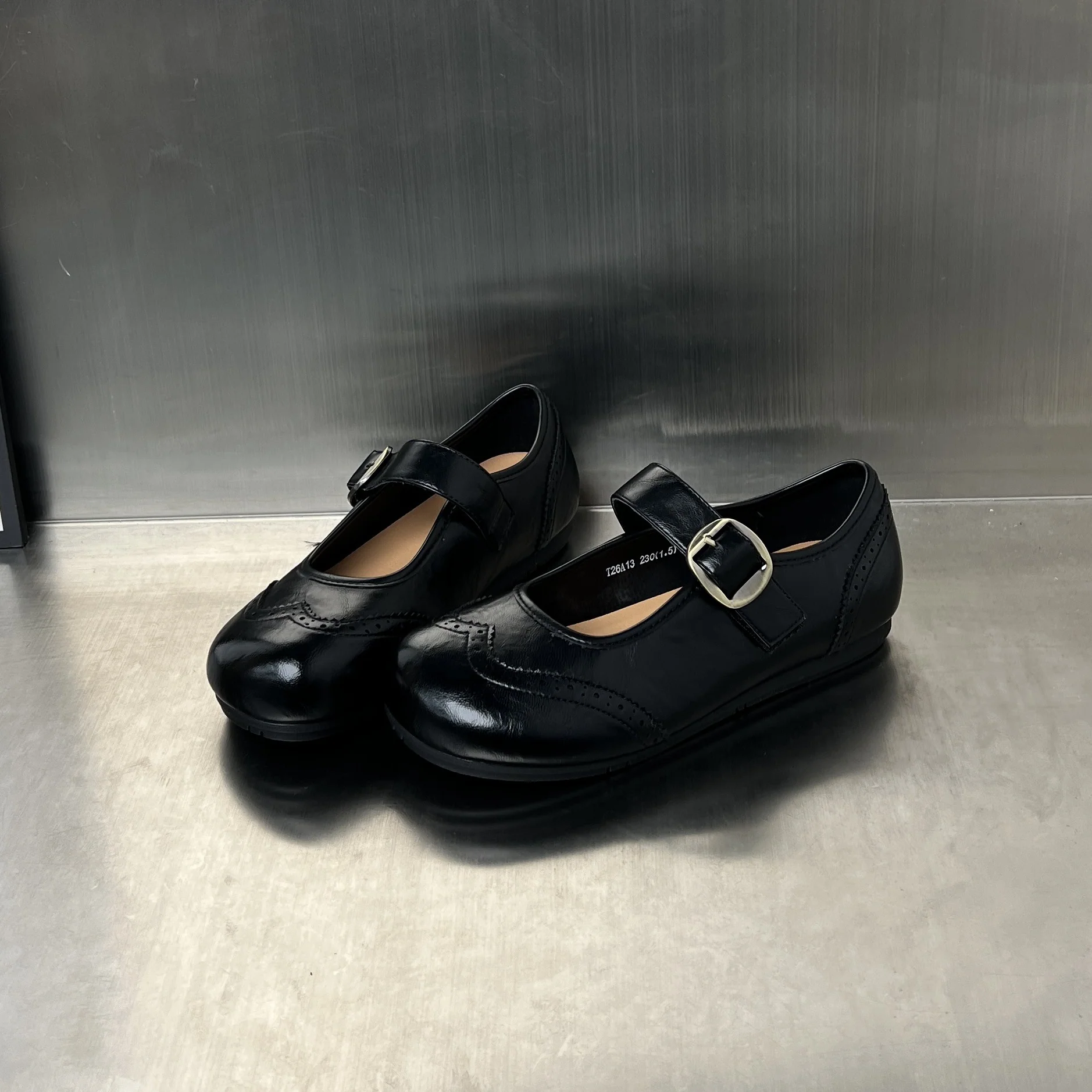 Damen elegante Slipper mit modischem Riemen und feinem Broguemuster Heidi Mode - Image 2