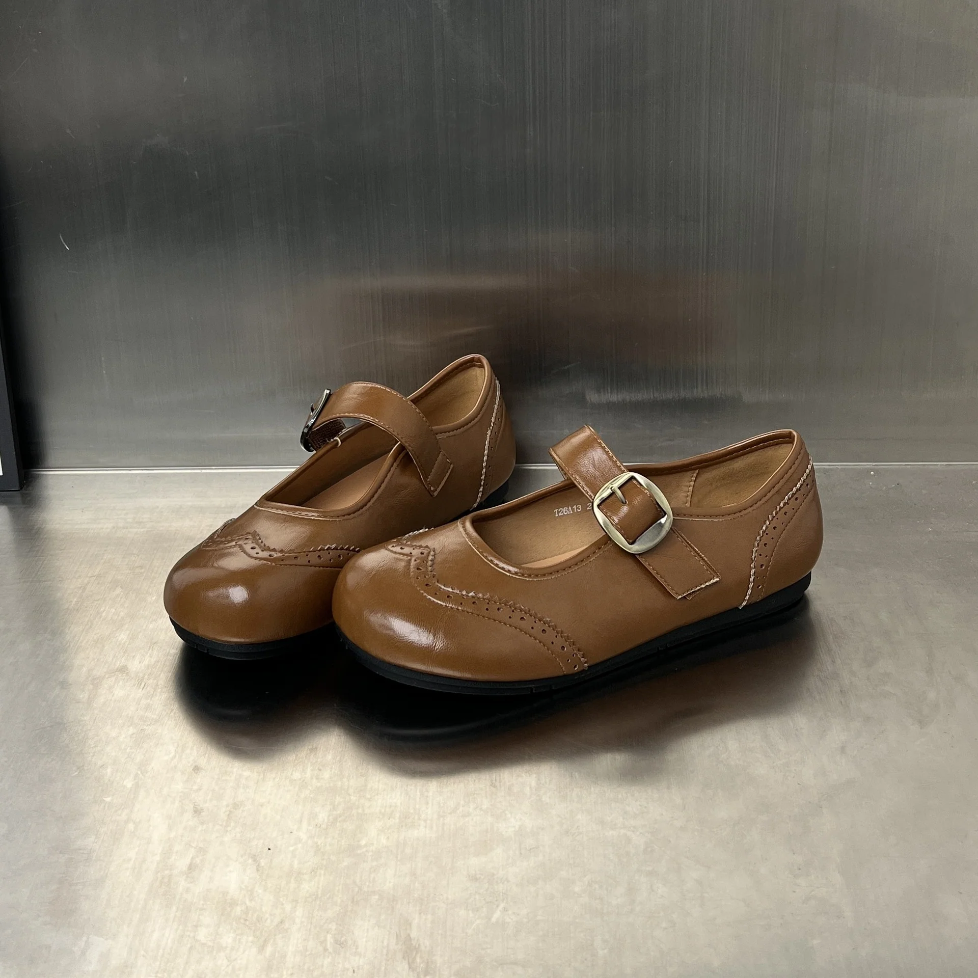 Damen elegante Slipper mit modischem Riemen und feinem Broguemuster Heidi Mode - Image 4