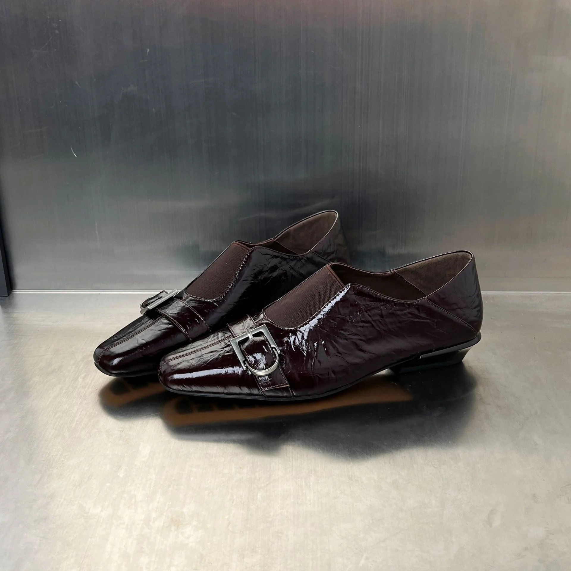Damen Elegante Slipper mit modischem Schnallenverschluss und hochwertiger Oberflächenstruktur Heidi Mode - Image 2